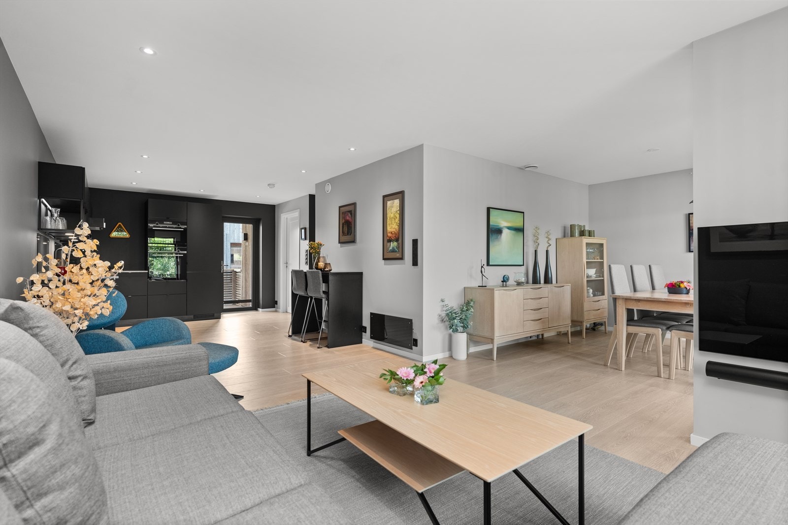 Stue og kjøkken i åpen løsning. Led spotter i taket. Galleribilde