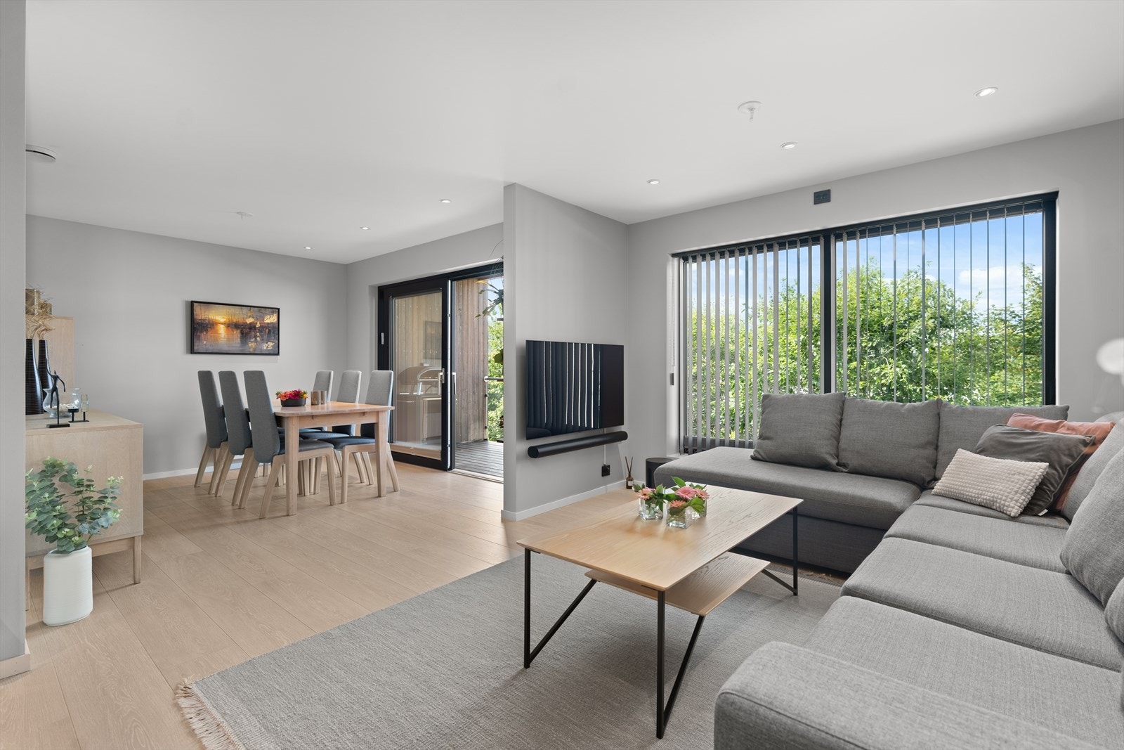 Sofagruppe og spisestue er lett avdelt med en liten vegg som gjør det hyggelig og lunt Galleribilde