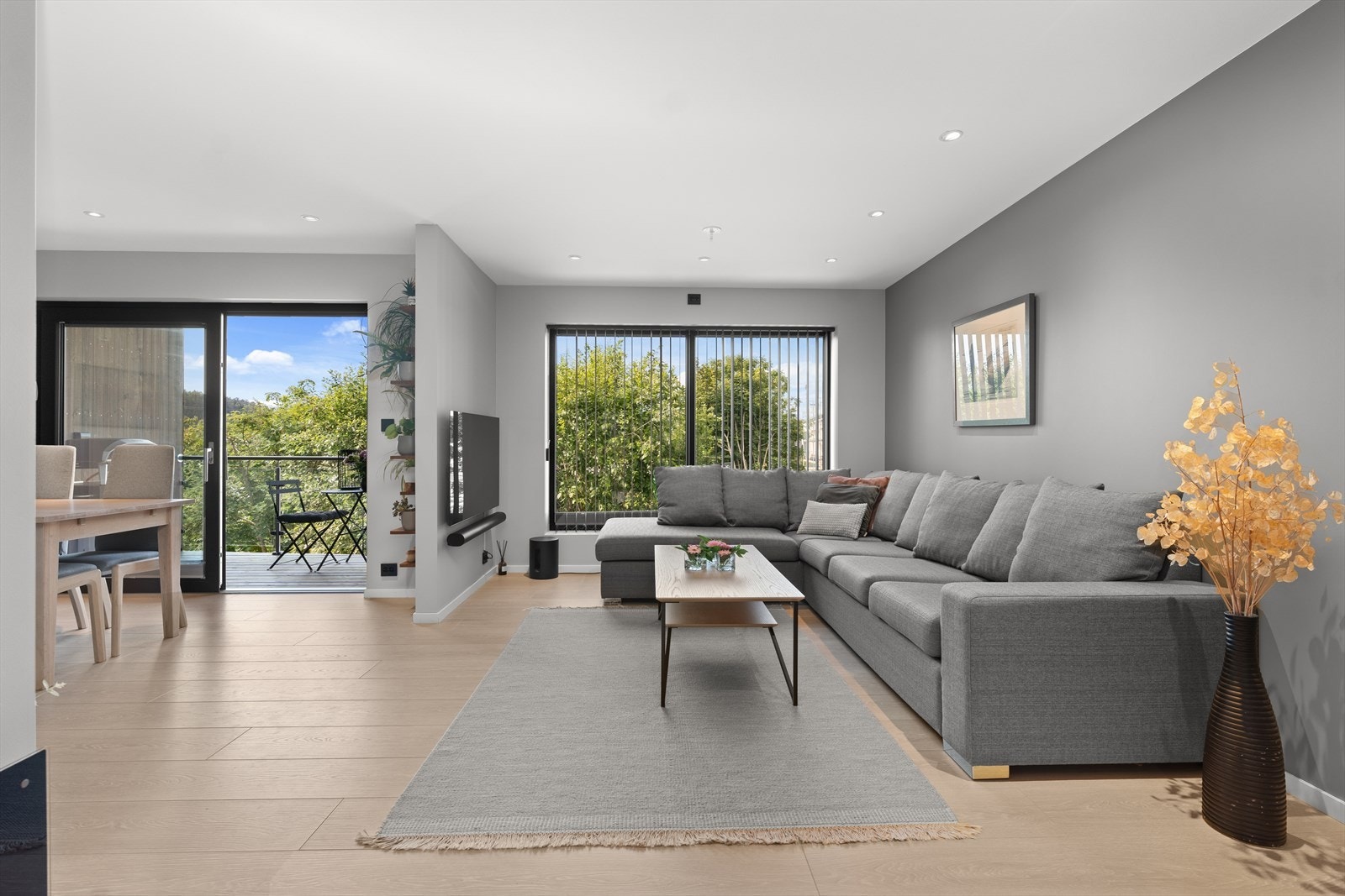 Boligen fikk ny utvendig solskjerming i 2023. Galleribilde