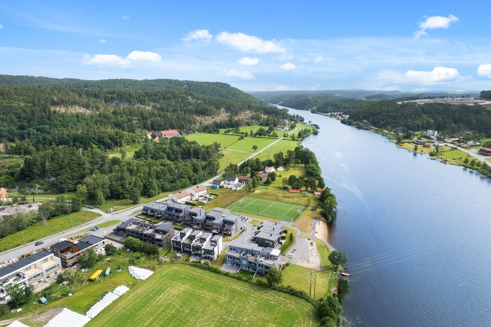 Umiddelbar nærhet til elva. Bildet viser retning nord. Galleribilde