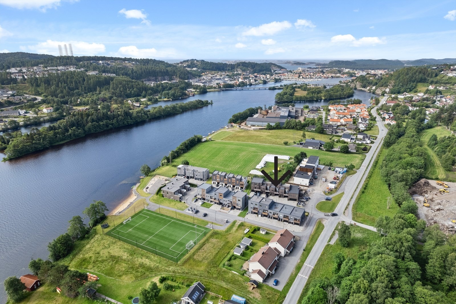 Buøystranda boligområde i front og Mandal sentrum i bildets bakkant. Galleribilde