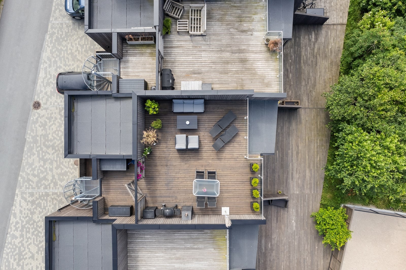 Spiraltrapp i stål til venstre i bildet gir adkomst fra verandaen i andre etasje opp til takterrassen. Galleribilde