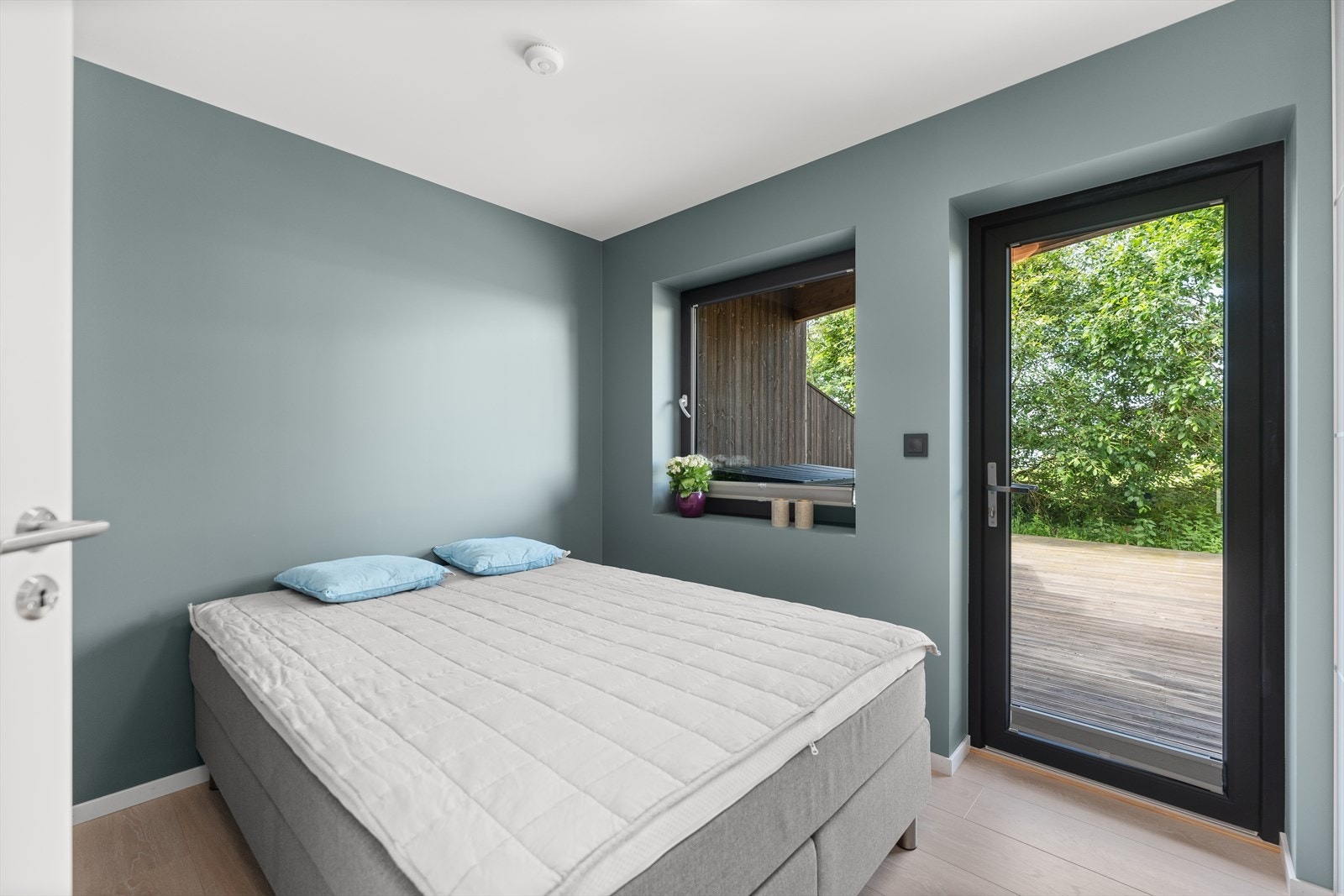 Fra soverommet i 1. etg. er det utgang til stor, sør-vestvendt markterrasse. Galleribilde