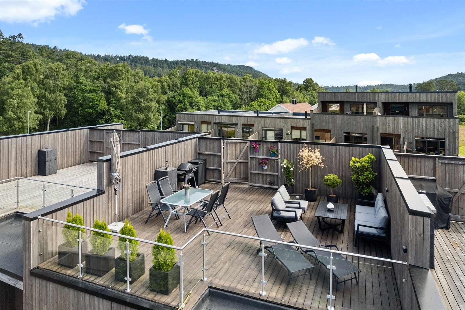 Levegger i tre skjermer for naboinnsyn, mens glassveggen åpner for flott utsikt mot elva og jordene. Galleribilde