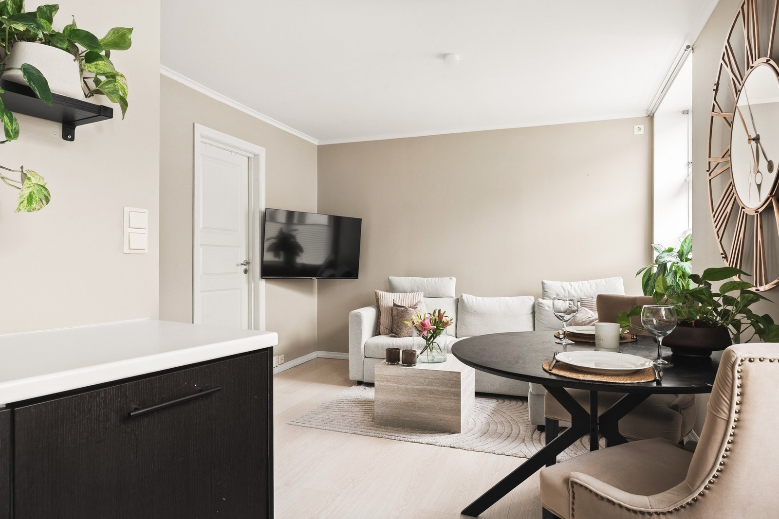 Fra stuen og kjøkkenet er det inngang til leilighetens soverom. Øvrige møbler i leiligheten kan kjøpes med om ønskelig. Galleribilde