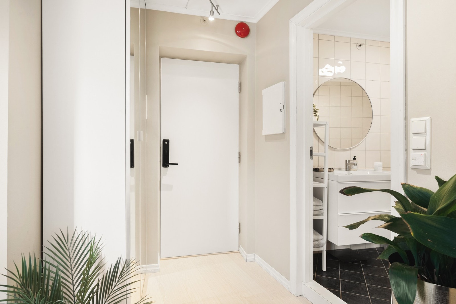 Entréen er utstyrt med garderobe med god plass til oppbevaring av tøy. Galleribilde