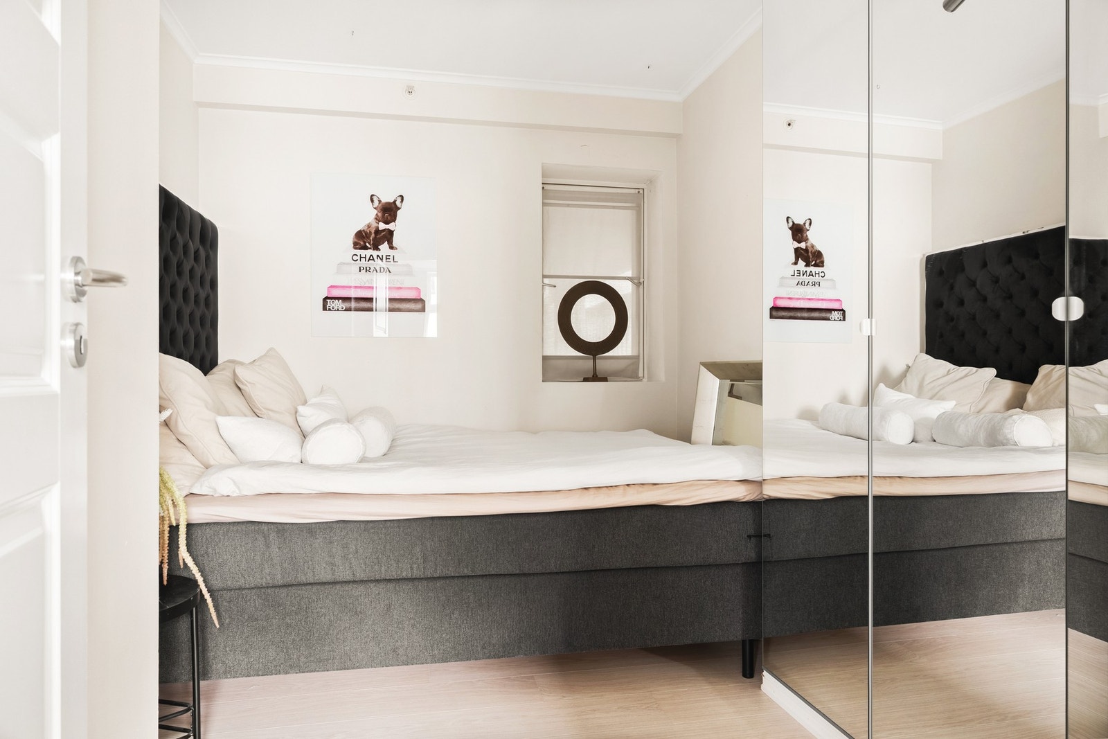 På soverommet er det plass til dobbeltseng og nattbord. Rommet er også utstyrt med en garderobe av god størrelse. Galleribilde