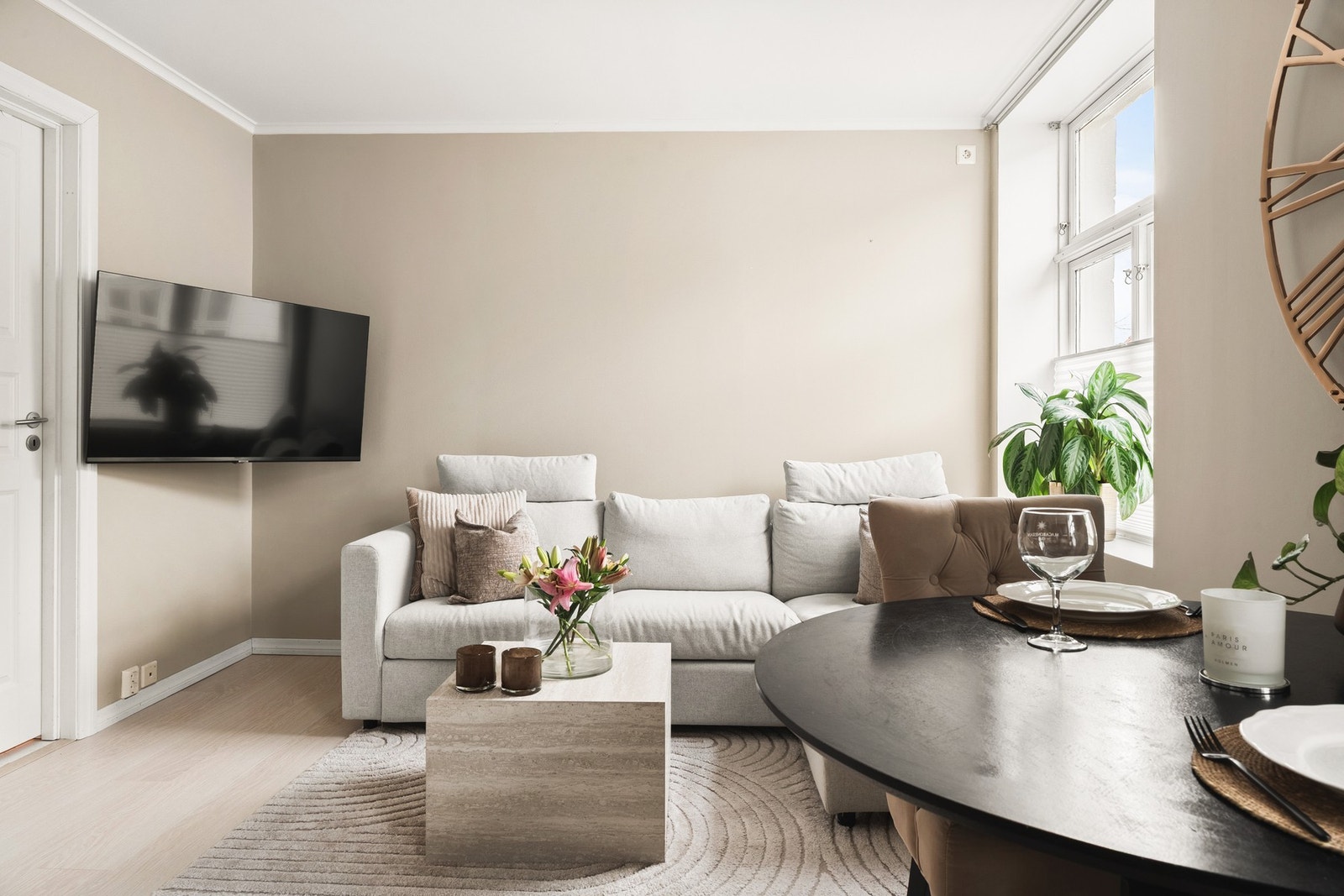 Stuen har god plass til sofakrok og spisestuen finner sin naturlige plass mellom stuen og kjøkkenet. Galleribilde