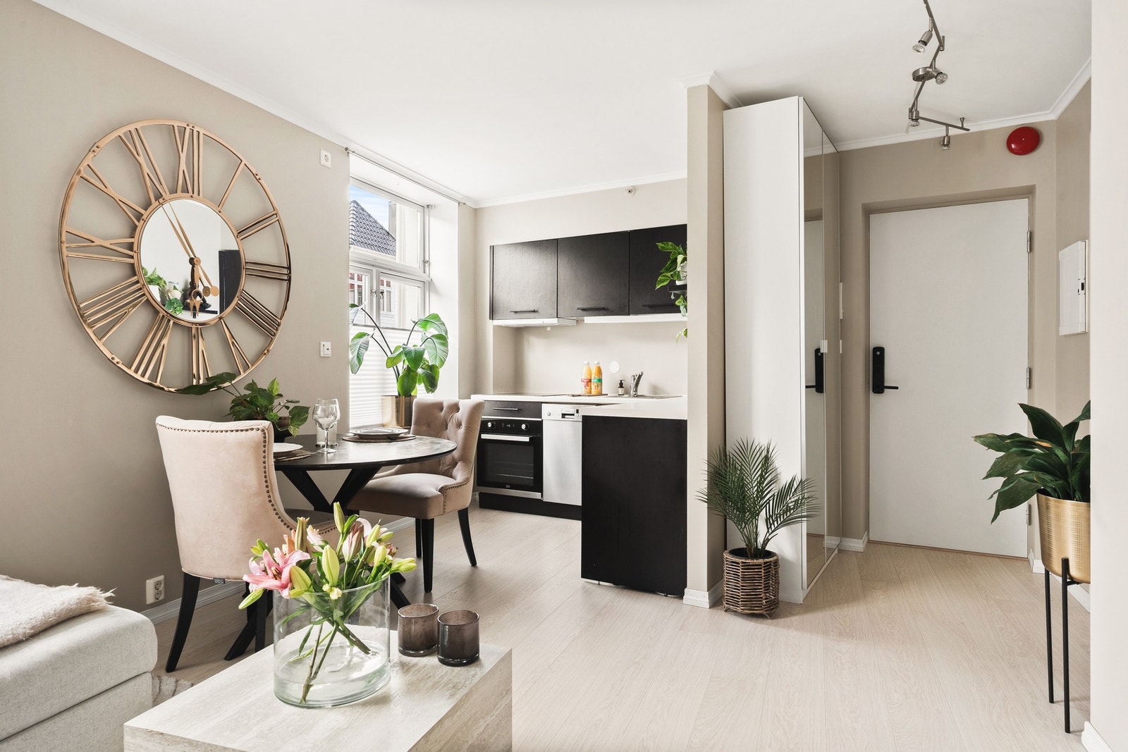 Kjøkkenet ligger i åpen løsning med stuen og har en tidløs kjøkkeninnredning. Galleribilde