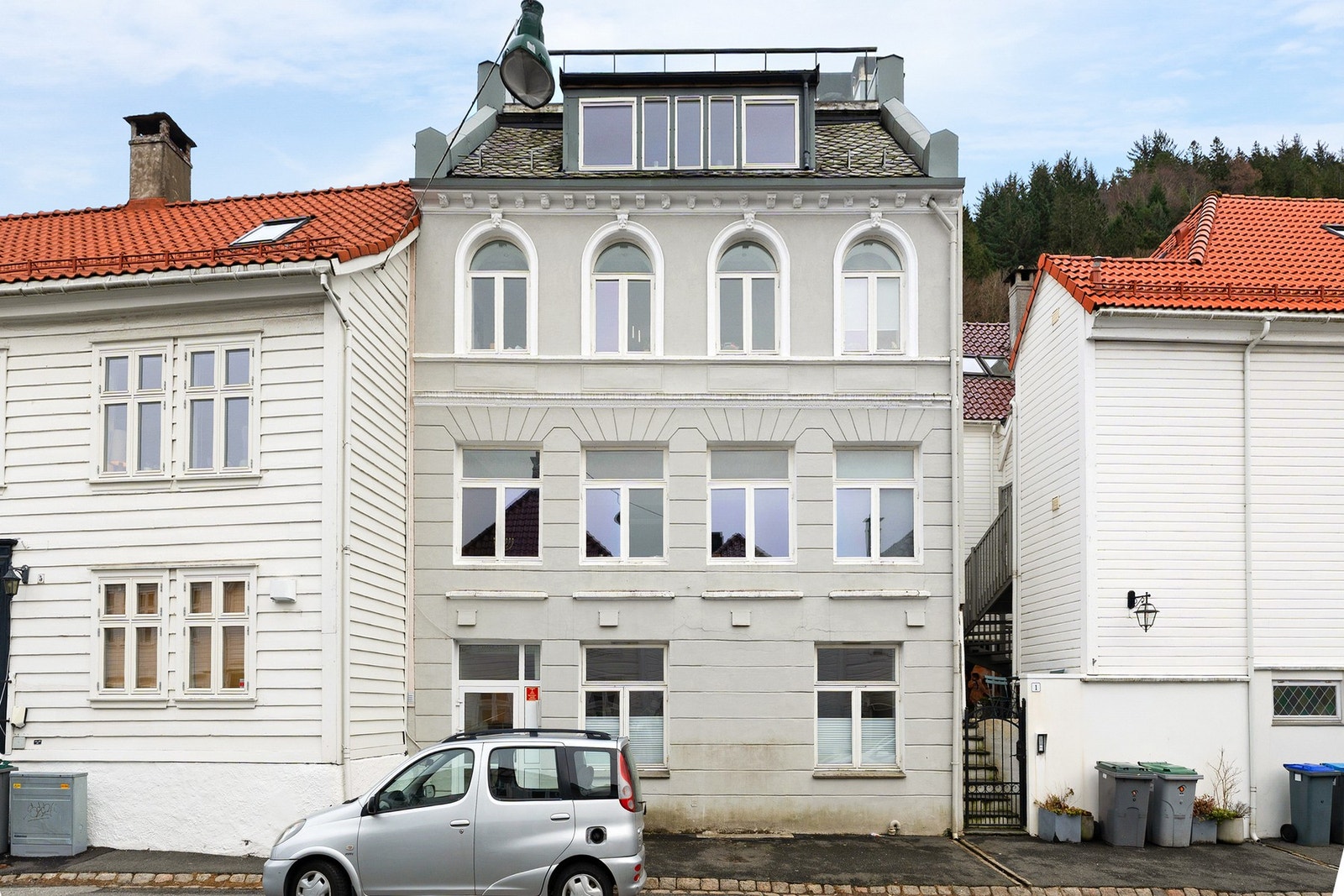 Et flott bygg i en rolig og sjarmerende gate. Velkommen til visning! Galleribilde