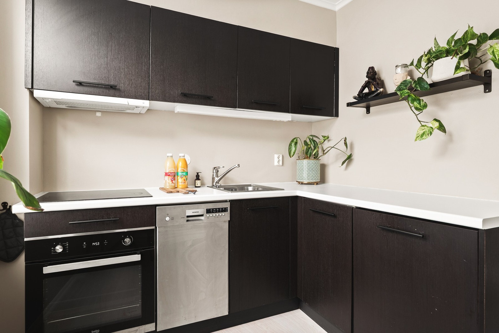 Her er det gode oppbevaringsmuligheter i overskap og godt med arbeidsplass på kjøkkenbenken. Galleribilde