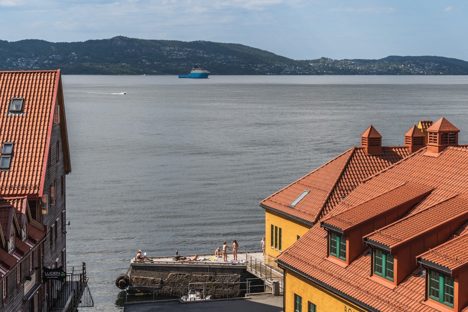 Kort vei til badeplasser på bryggen. Galleribilde