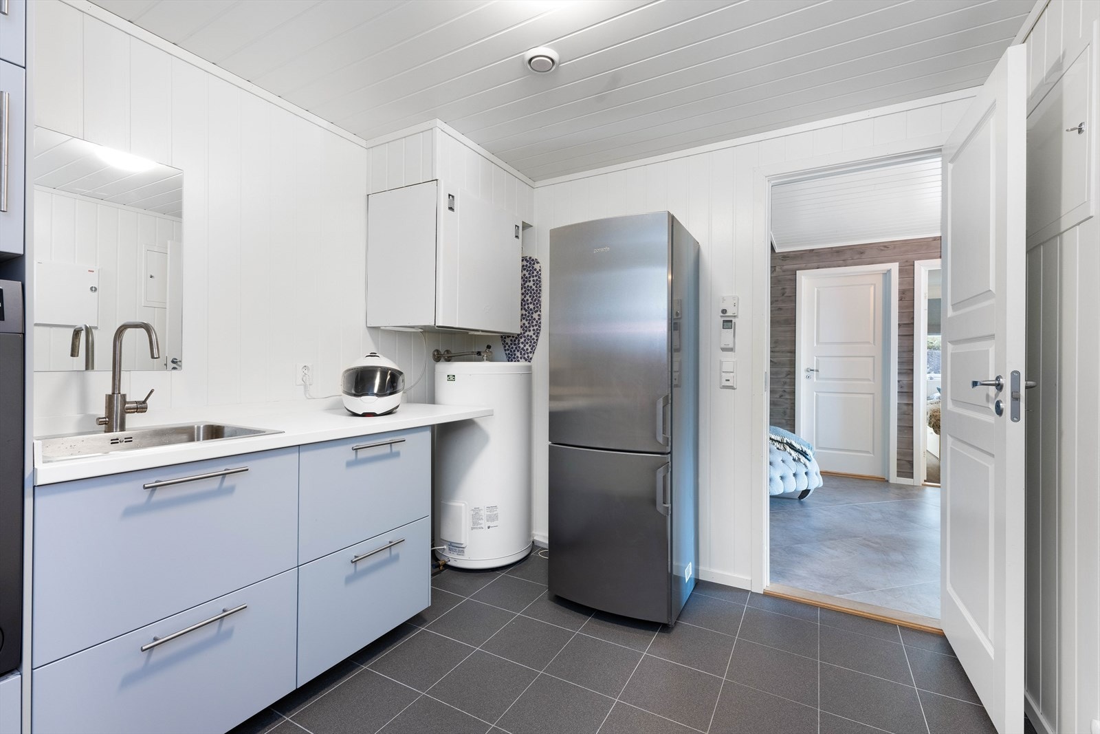 Vaskerom i 1. etasje. Her har du laminert benkeplate med vask og innredning. Galleribilde