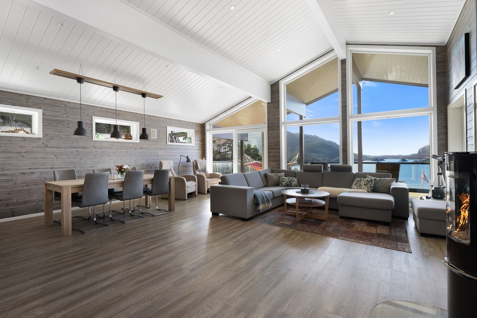 Stuen har god takhøyde på 4 meter. Galleribilde