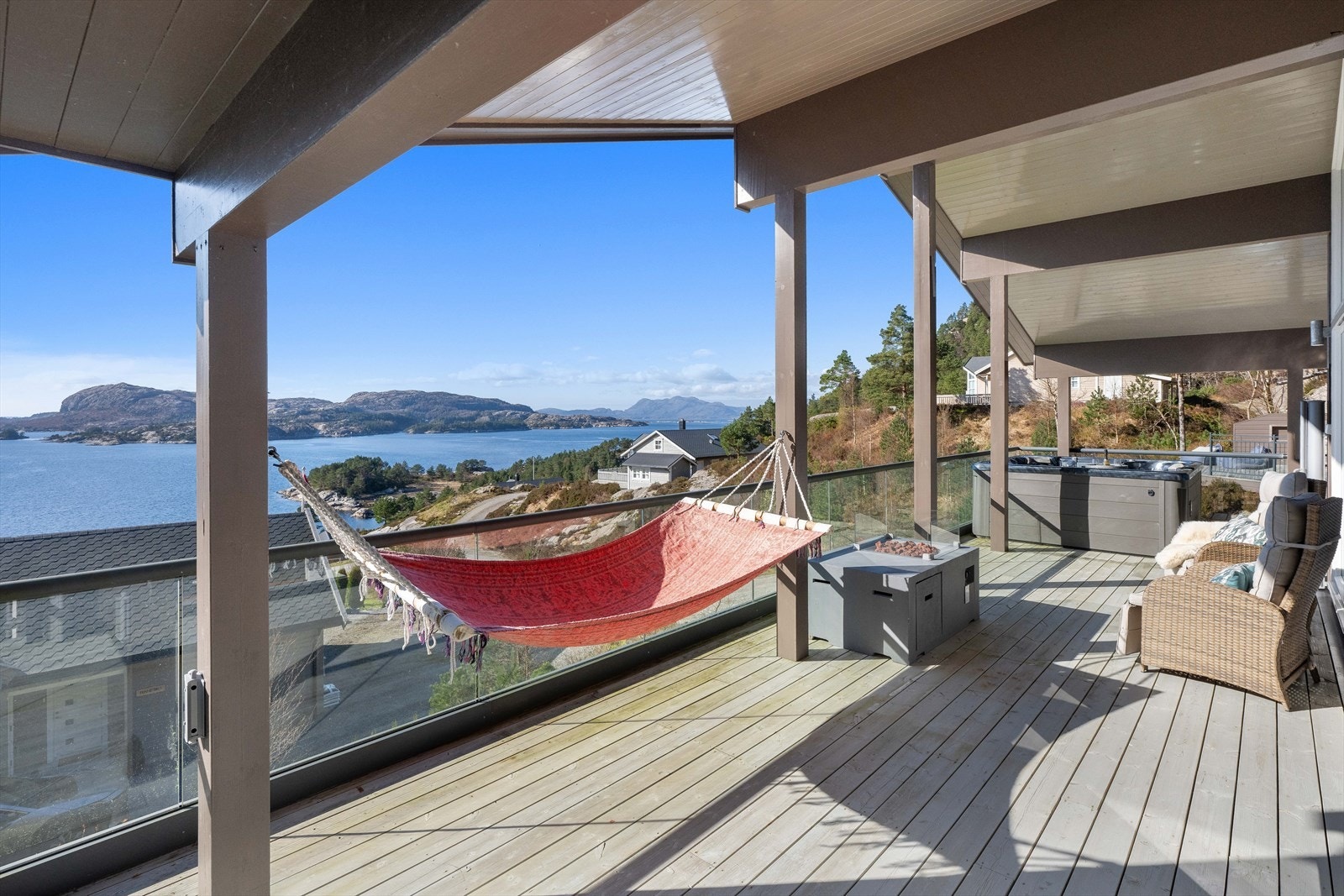 Her er det god plass til både utemøbler og diverse. Galleribilde