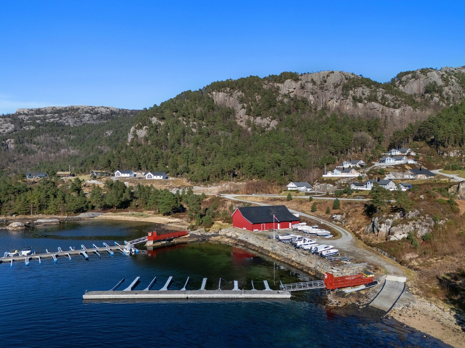 Båtplass i felles båtanlegg rett nedenfor hyttefeltet. Galleribilde