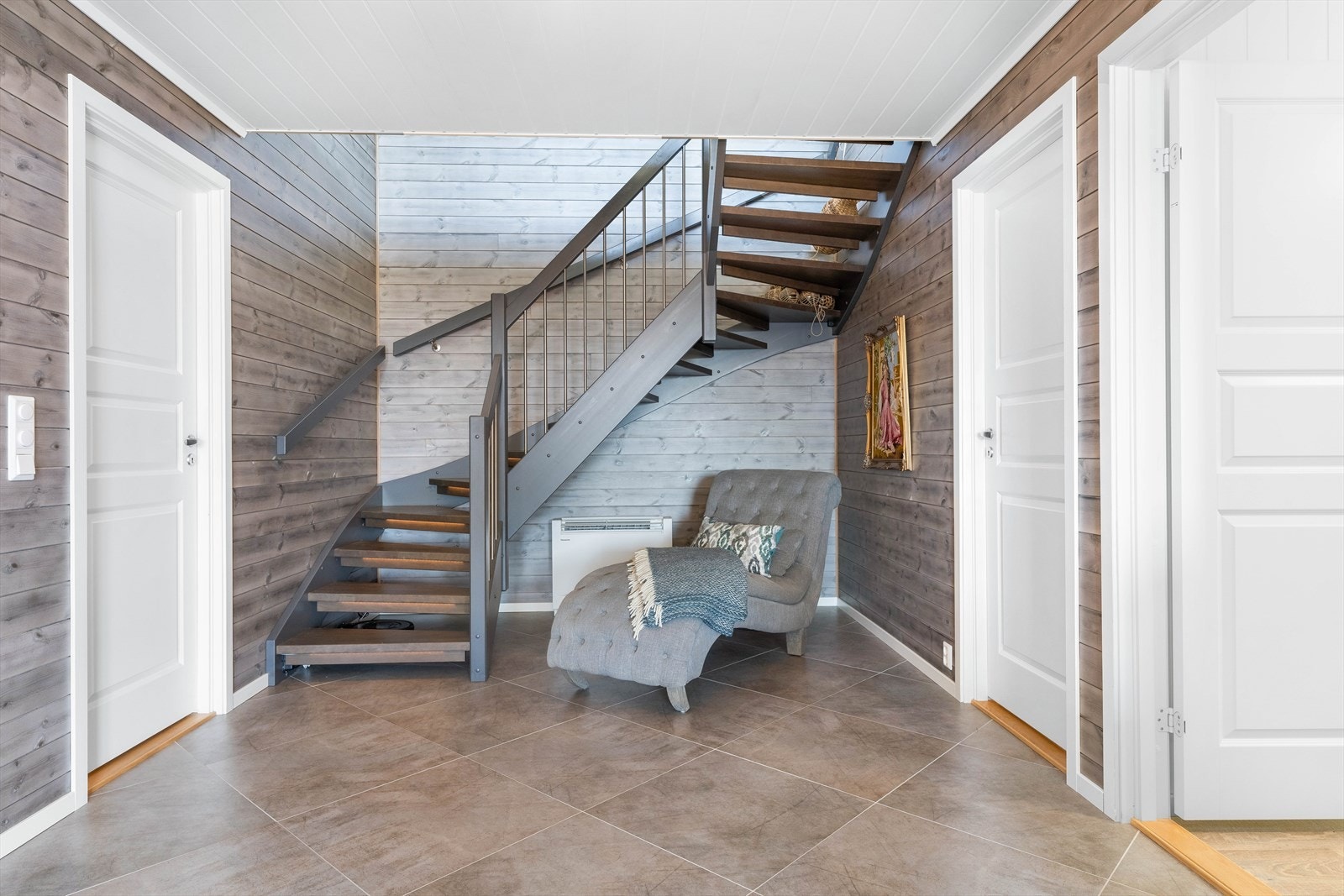 Romslig hall. Galleribilde