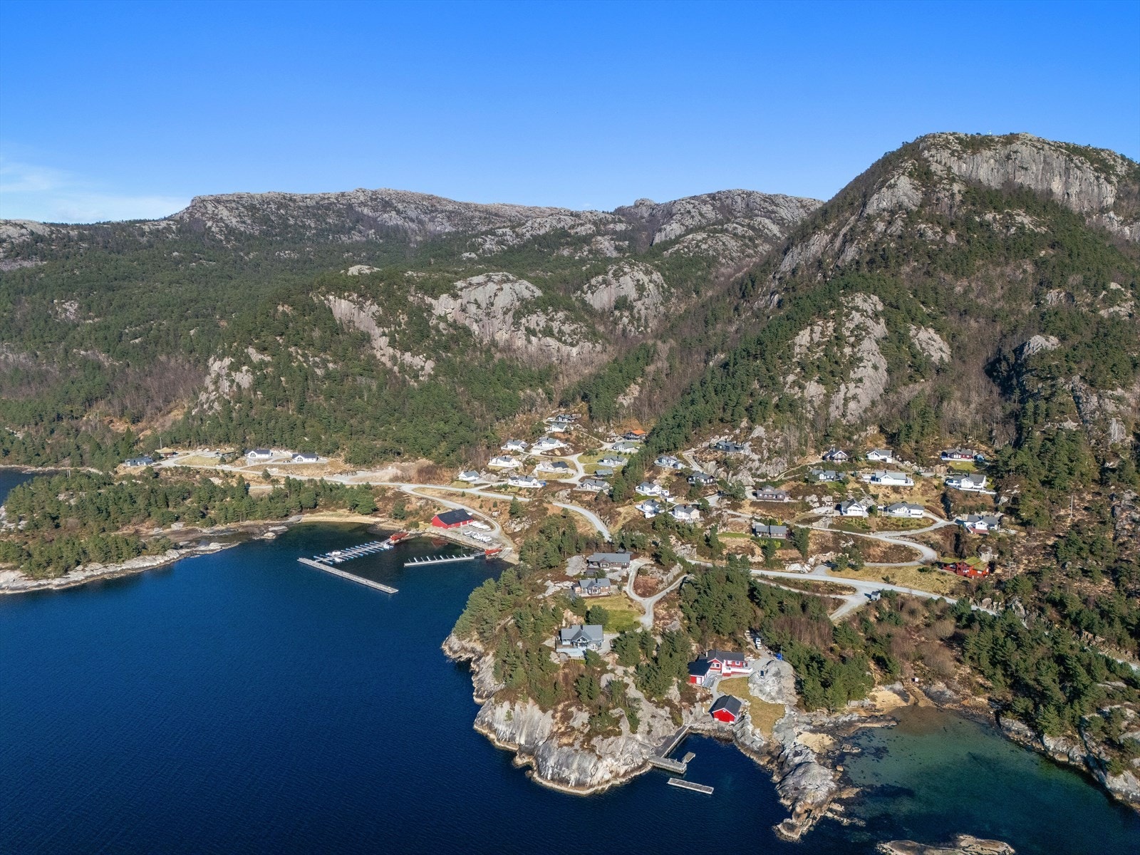 Eiendommen ligger i naturskjønne omgivelser i Gulen kommune. Galleribilde