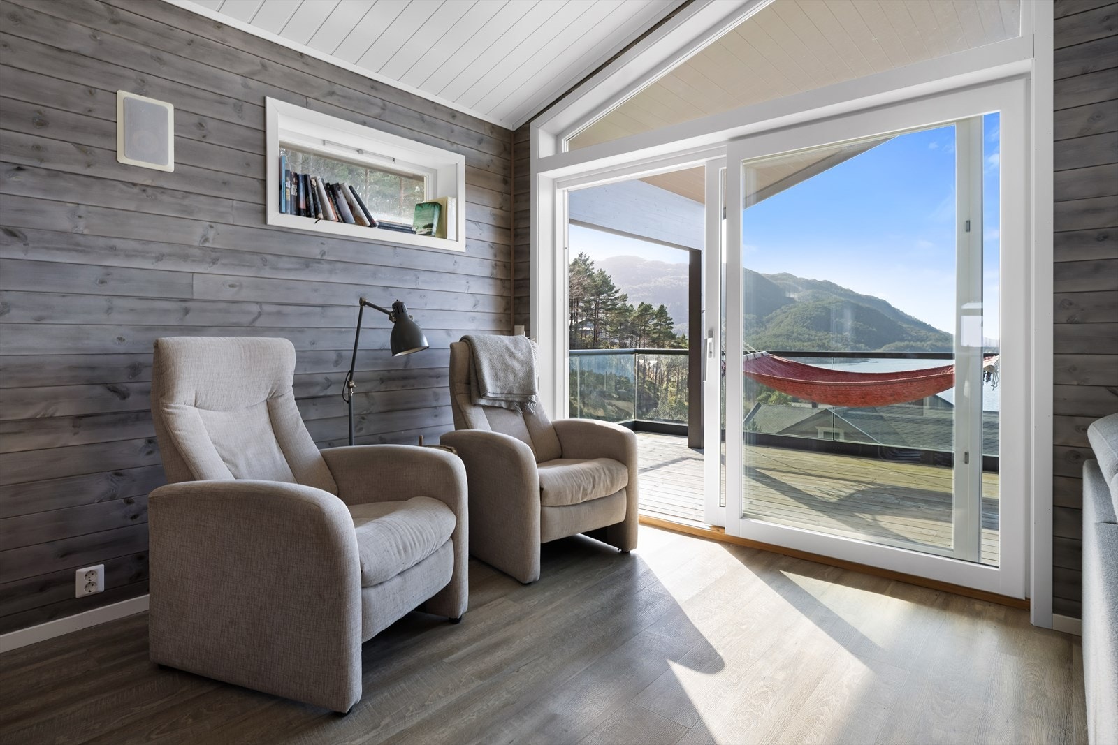 Fra stuen har man utgang til terrasse på 57 kvm. Galleribilde