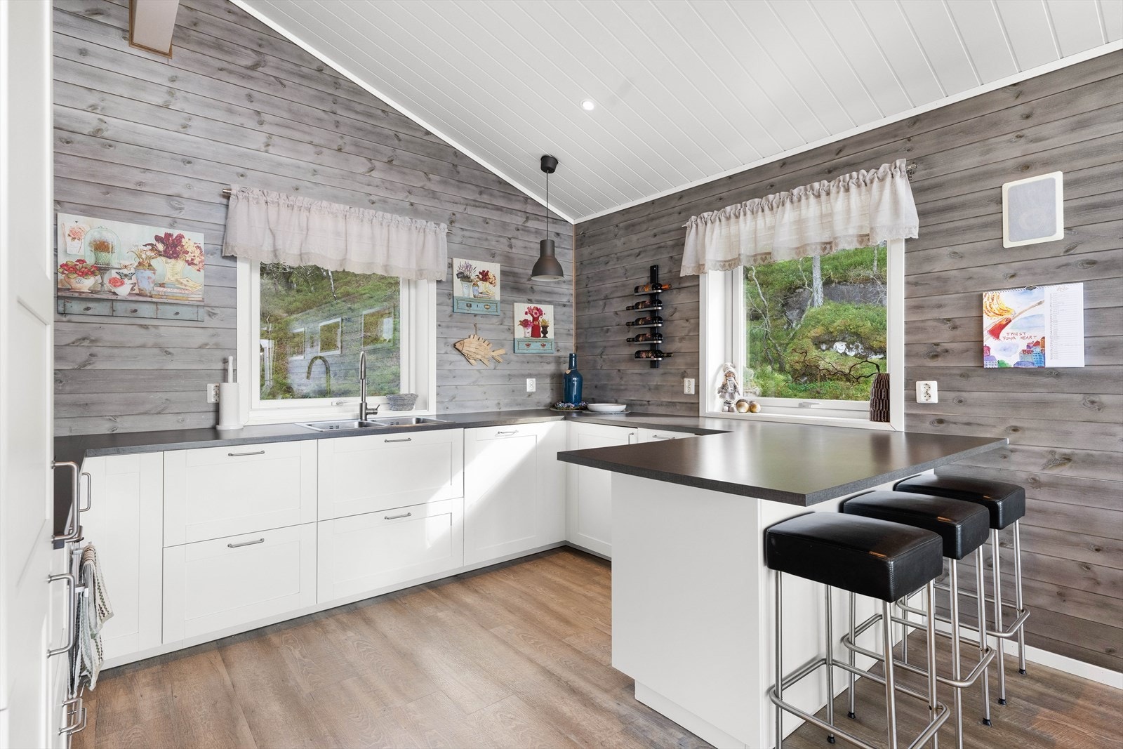 Halvøy som gir flere sitteplasser. Galleribilde