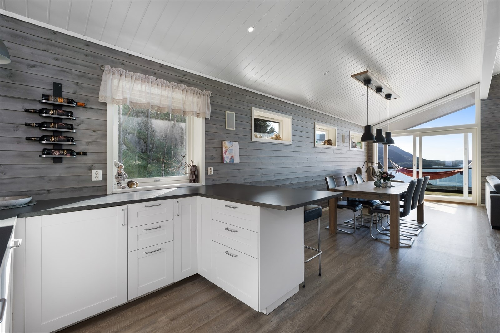 Kjøkkenet har Ikea innredning med laminert benkeplate og profilerte fronter. Galleribilde