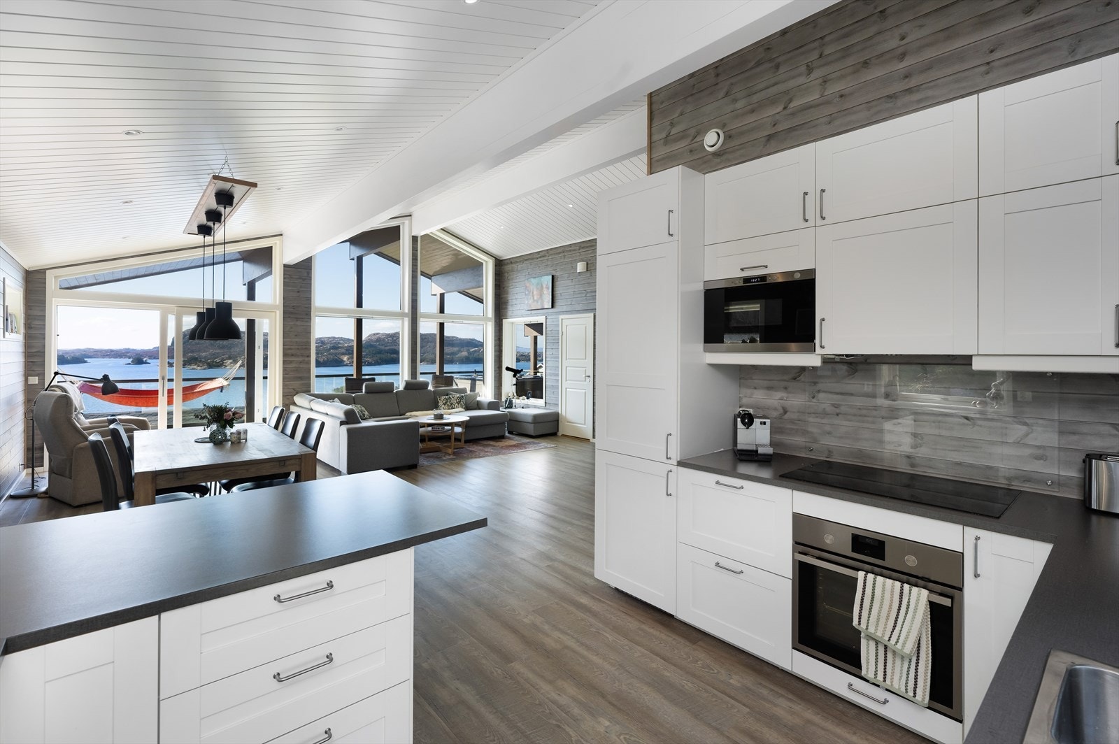 Det er godt med skap og benkeplass. Galleribilde