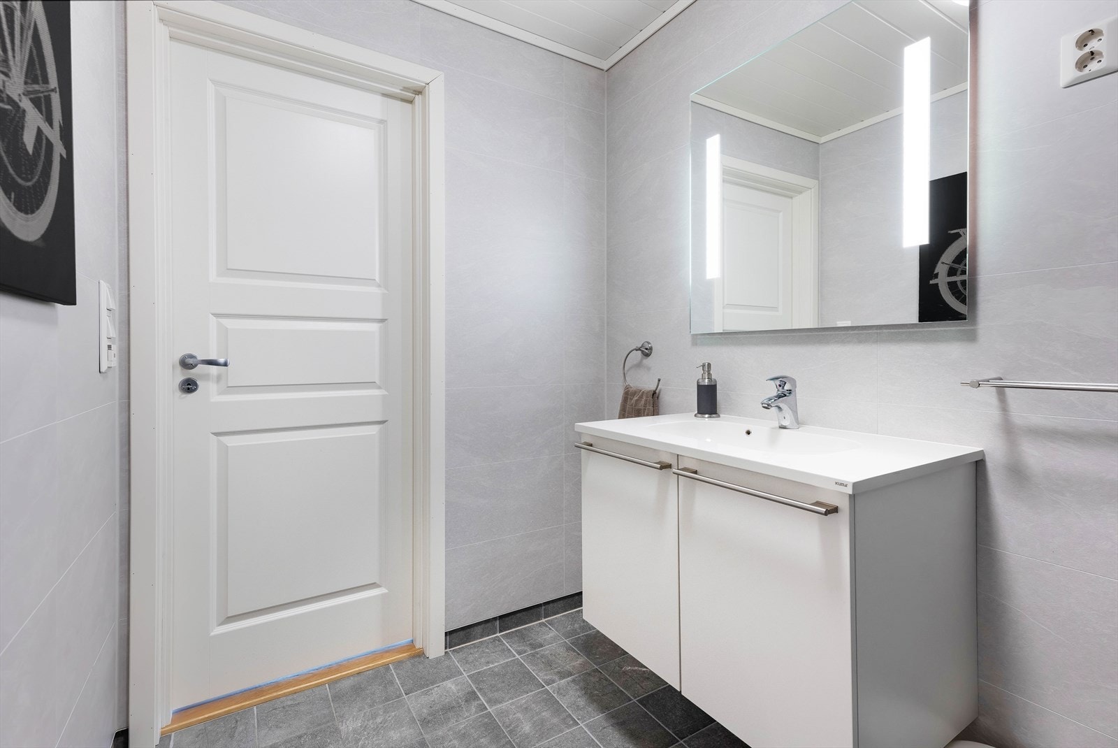 Badet er innredet med toalett, dusjkabinett og servant med innredning. Galleribilde