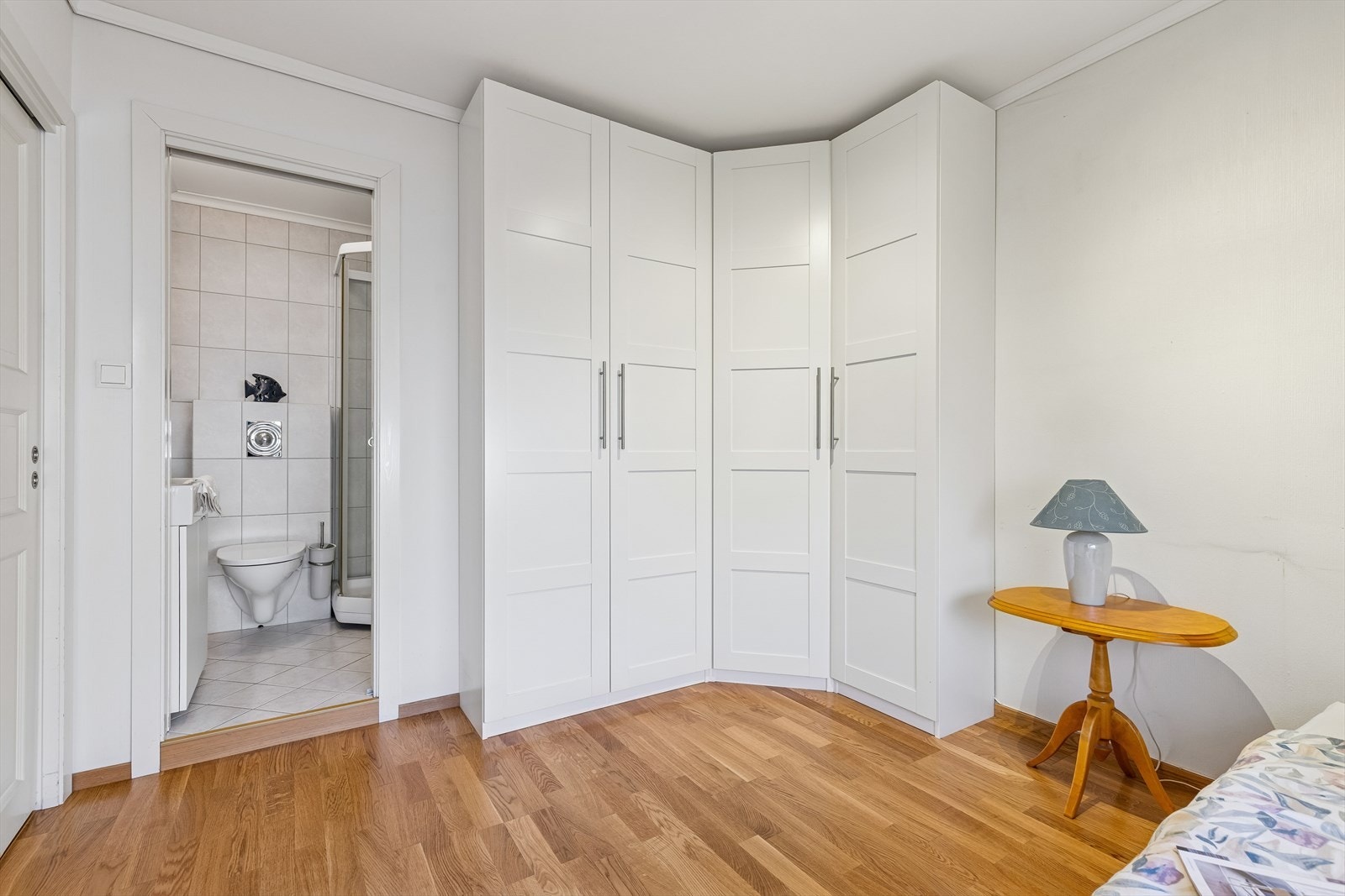 Soverom 2 har god plass til seng, skrivebord og garderobe Galleribilde