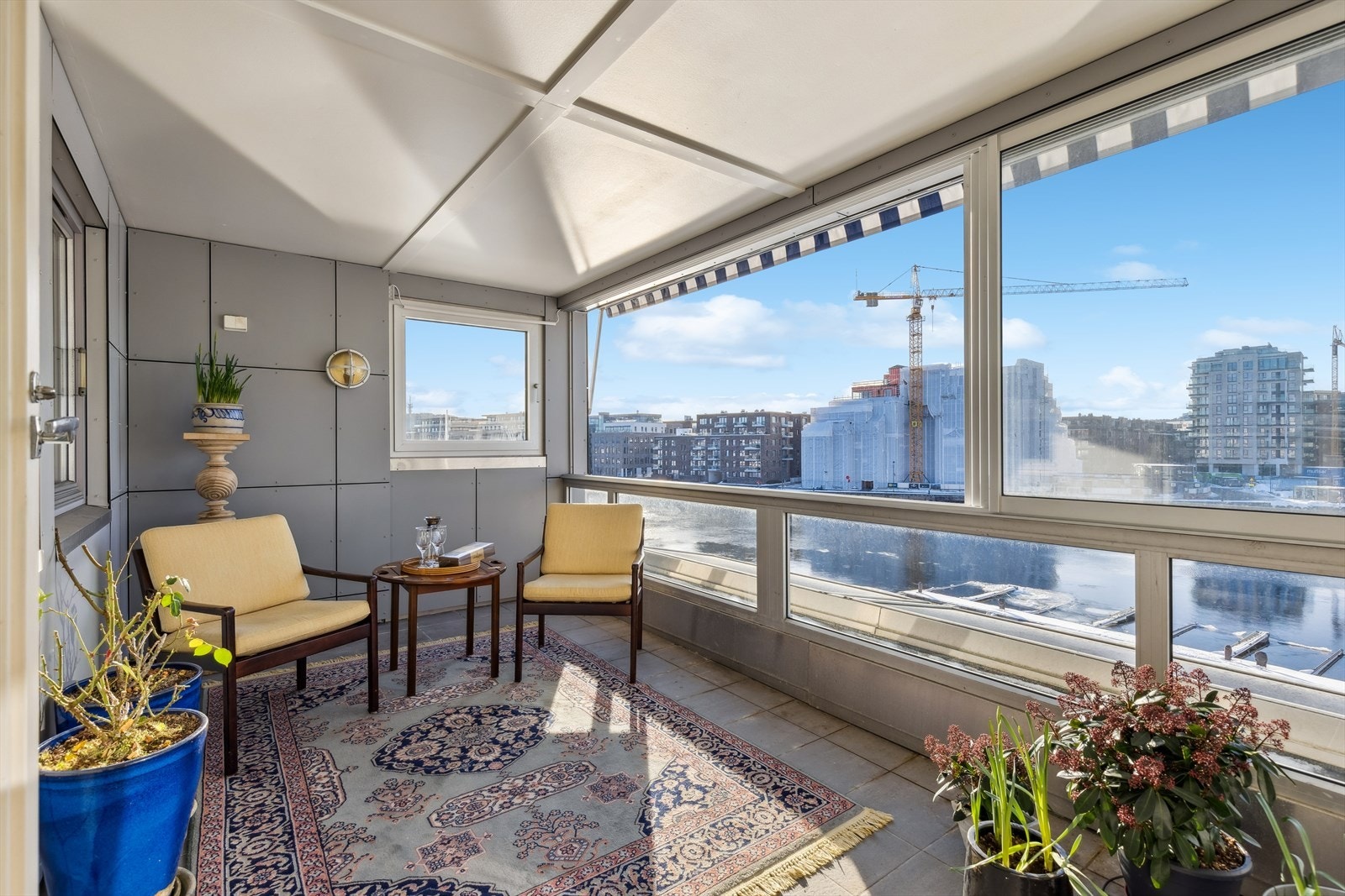 Balkongen er vestvendt og innglasset Galleribilde