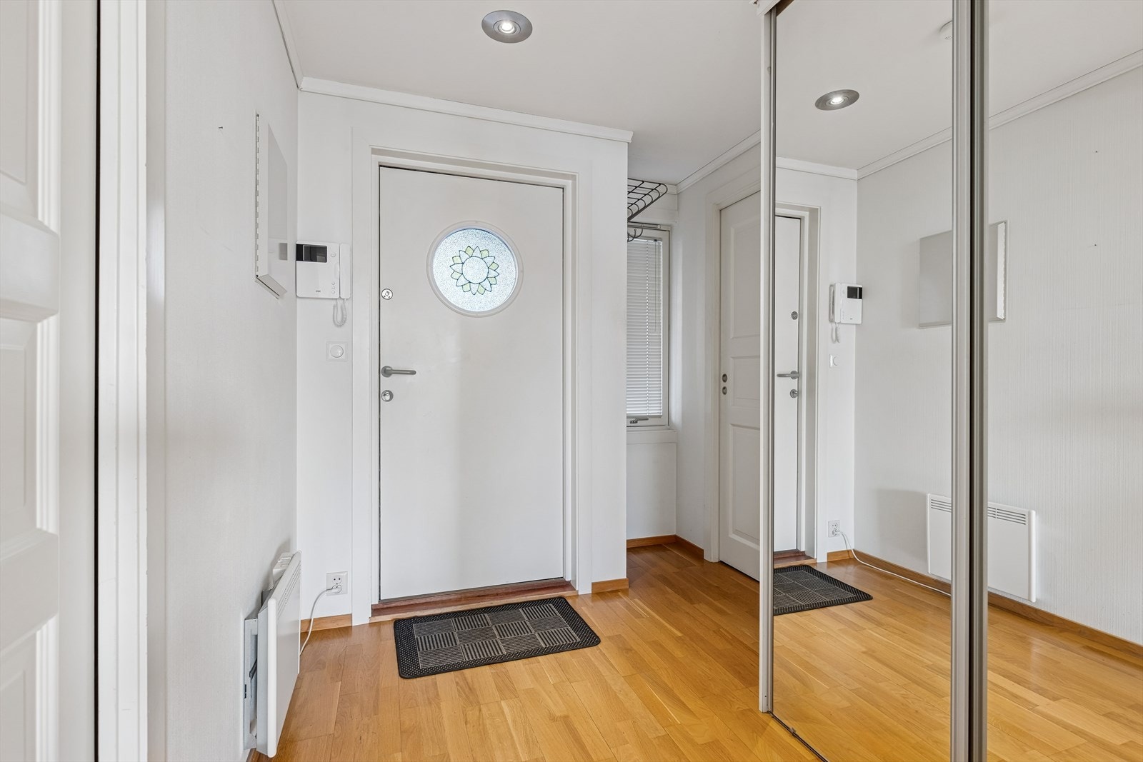 Entré med garderobeskap Galleribilde