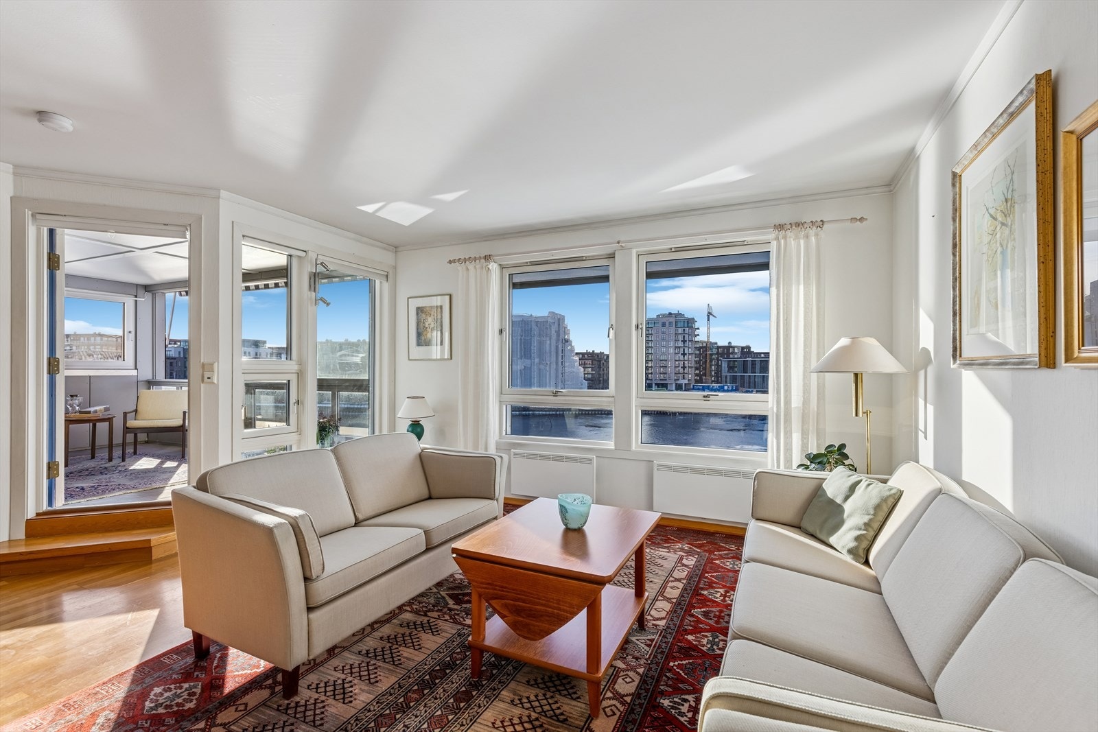 Romslig stue med store vindusflater. Nydelig utsikt også fra stuen Galleribilde