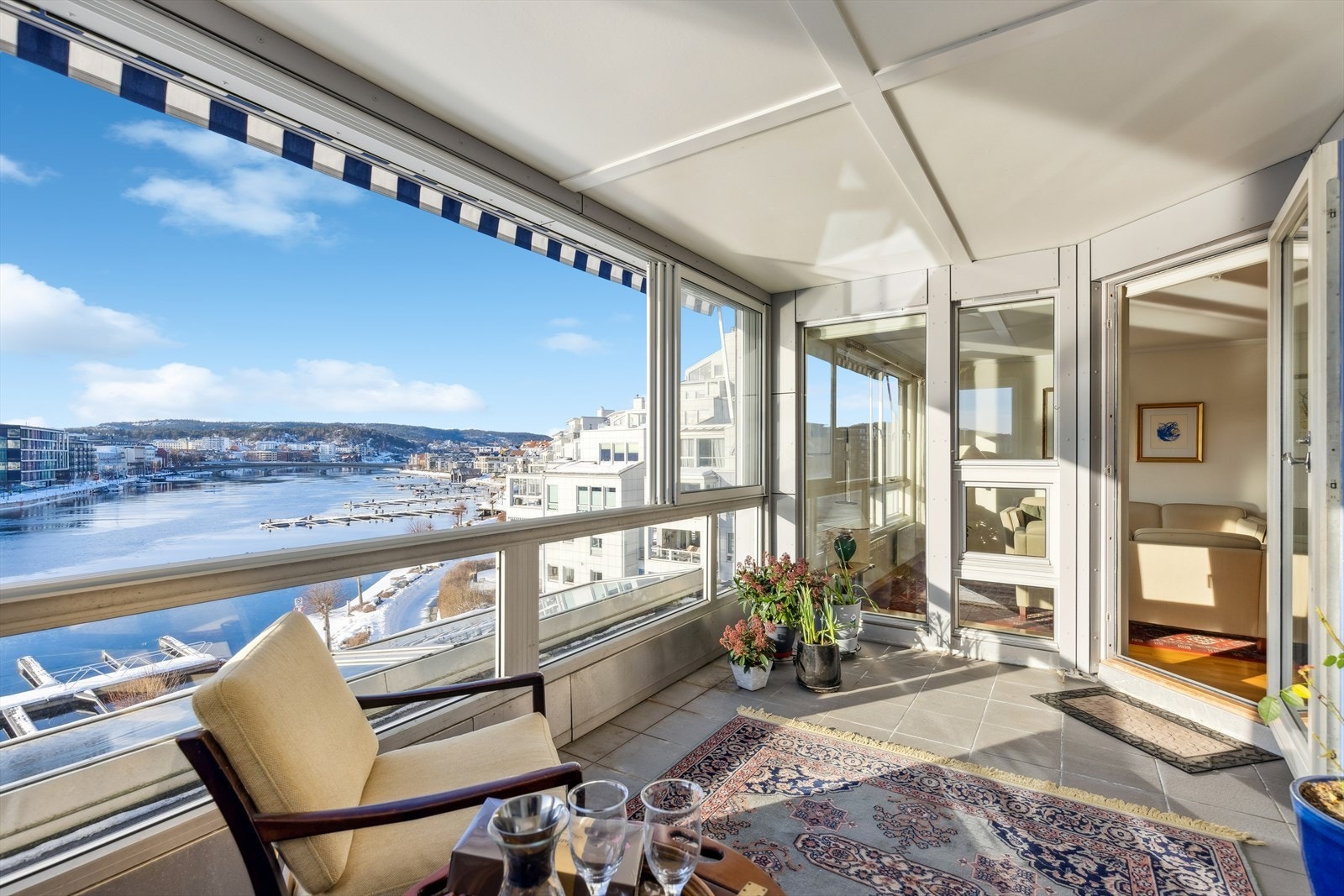 Leiligheten har en romslig balkong med nydelig utsikt Galleribilde