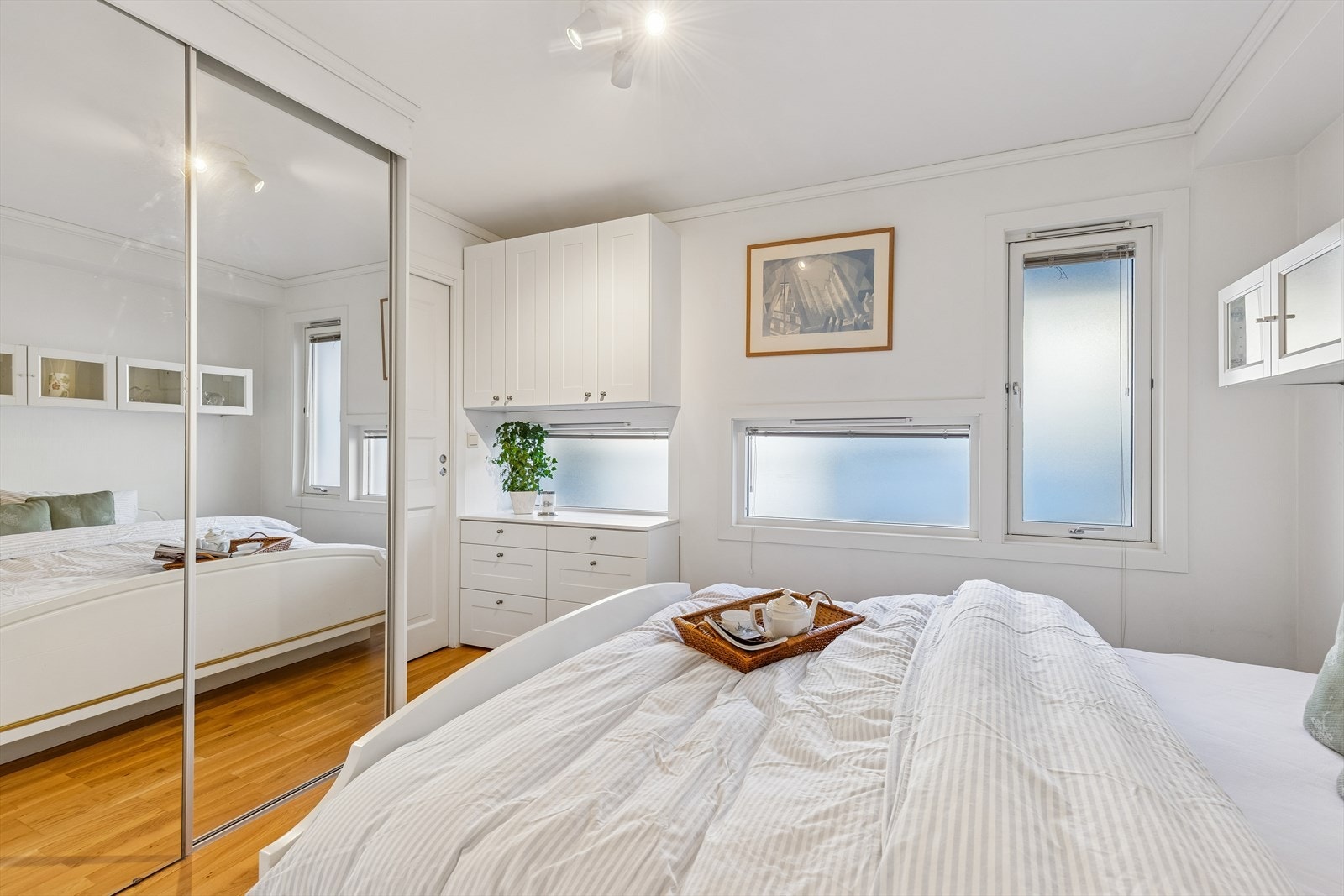 Hovedsoverom med god gardeobe og tilgang til eget bad Galleribilde