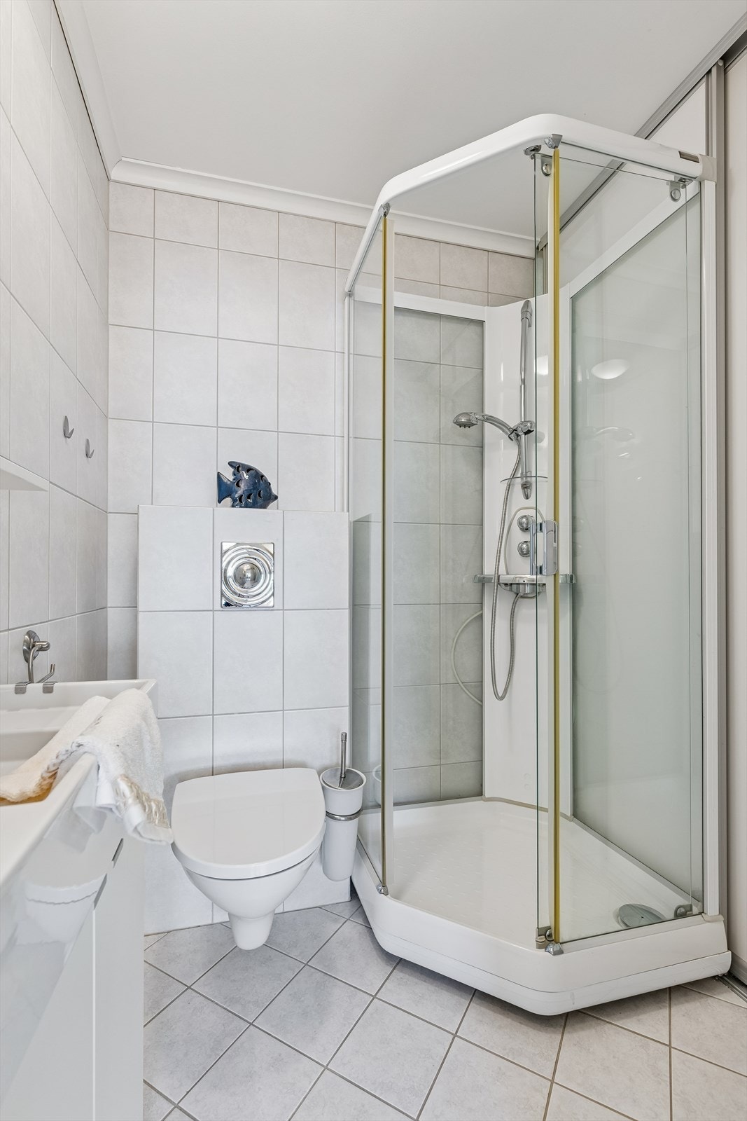 Bad 2 med dusjkabinett, vegghengt toalett og servant med underskap Galleribilde