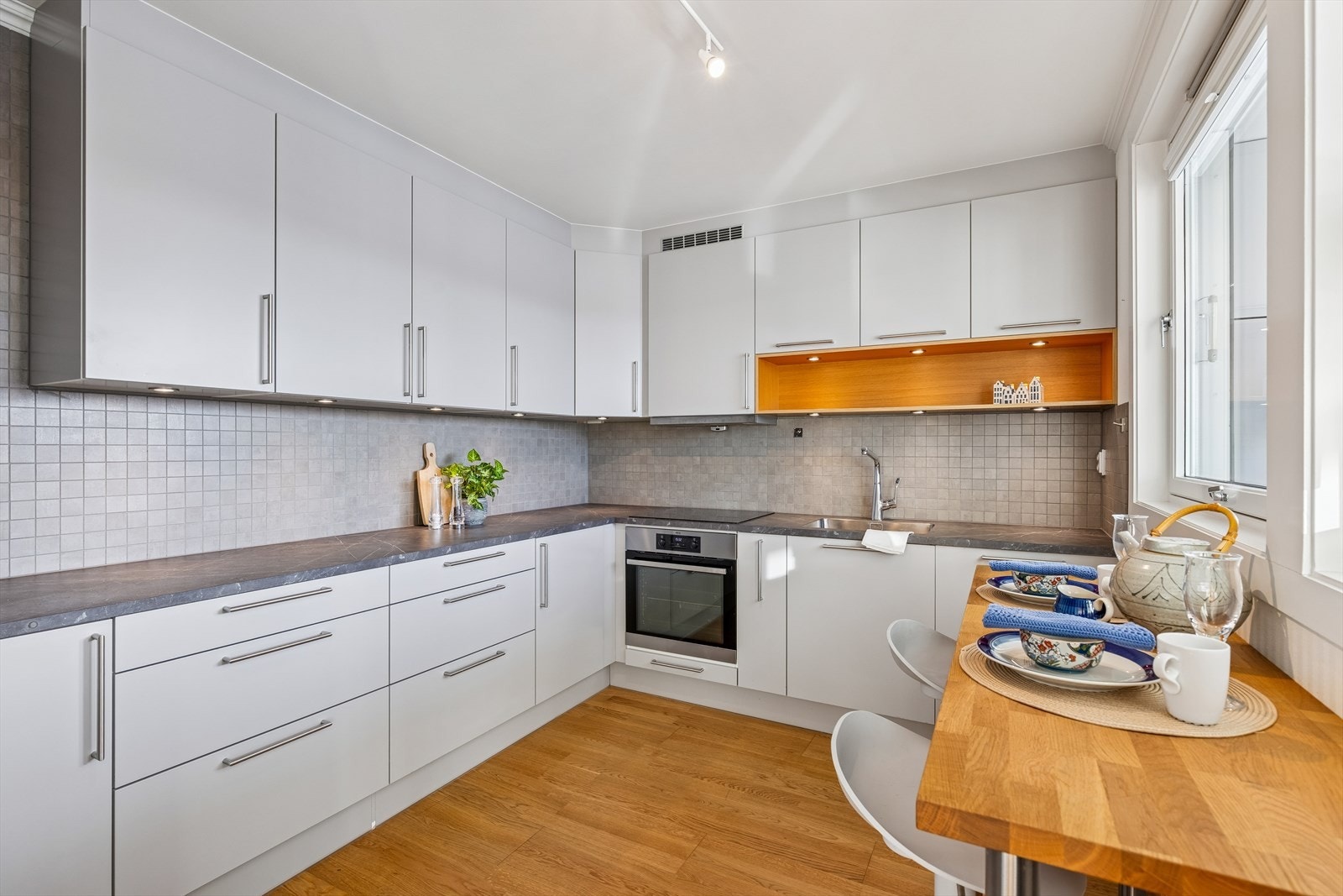 Kjøkkeninnredningen er levert av HTH og har rikelig med skap- og benkeplass Galleribilde