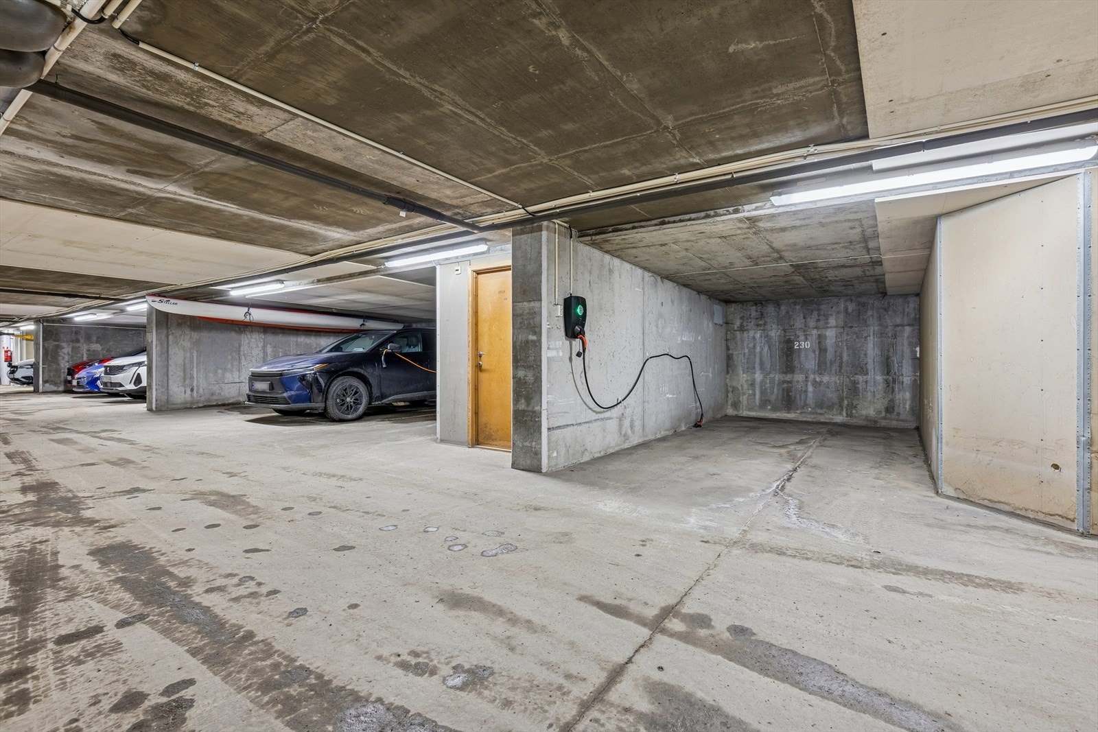 Garasjeplass med ladepunkt og privat bod (til høyre) medfølger Galleribilde