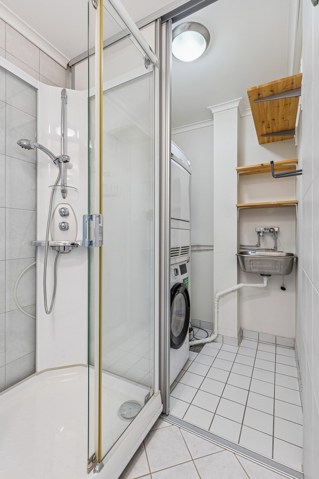 Praktisk vaskeromsløsning bak skyvedørene Galleribilde