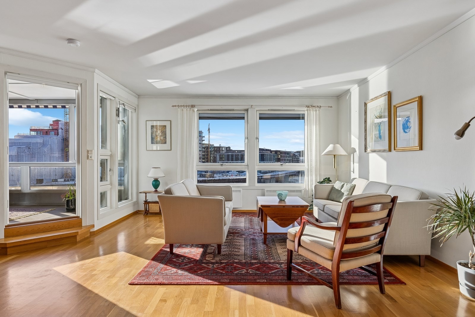 Stuen har lyse overflater og parkettgulv. God plass til flere møbelgrupper Galleribilde