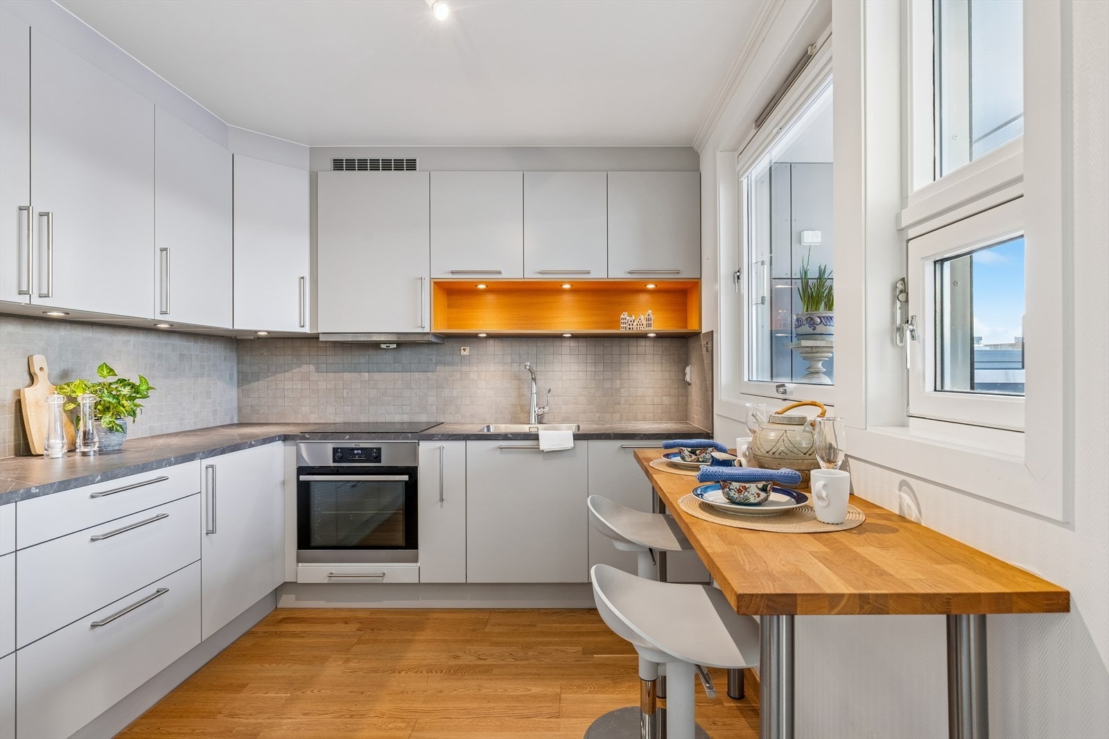 Nyere kjøkken (2017) med tidløs innredning og integrerte hvitevarer Galleribilde