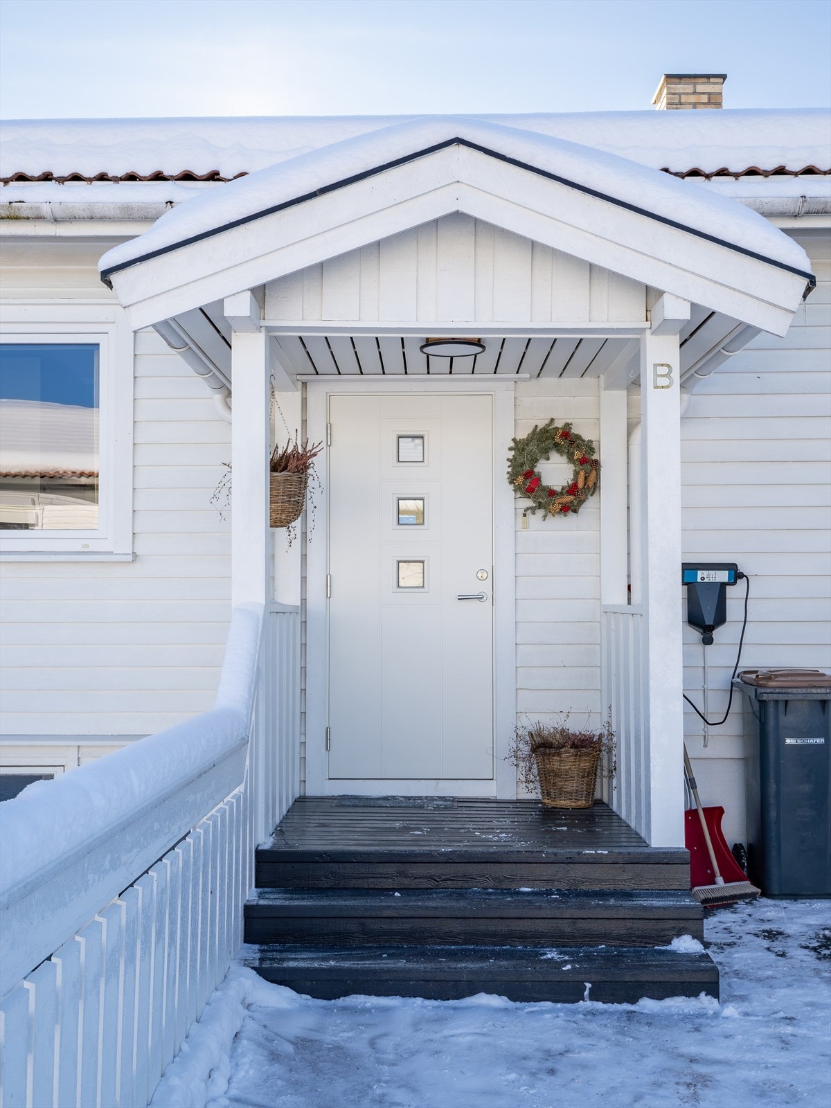 Du ønskes velkommen inn gjennom et hyggelig, overbygget inngangsparti. Galleribilde