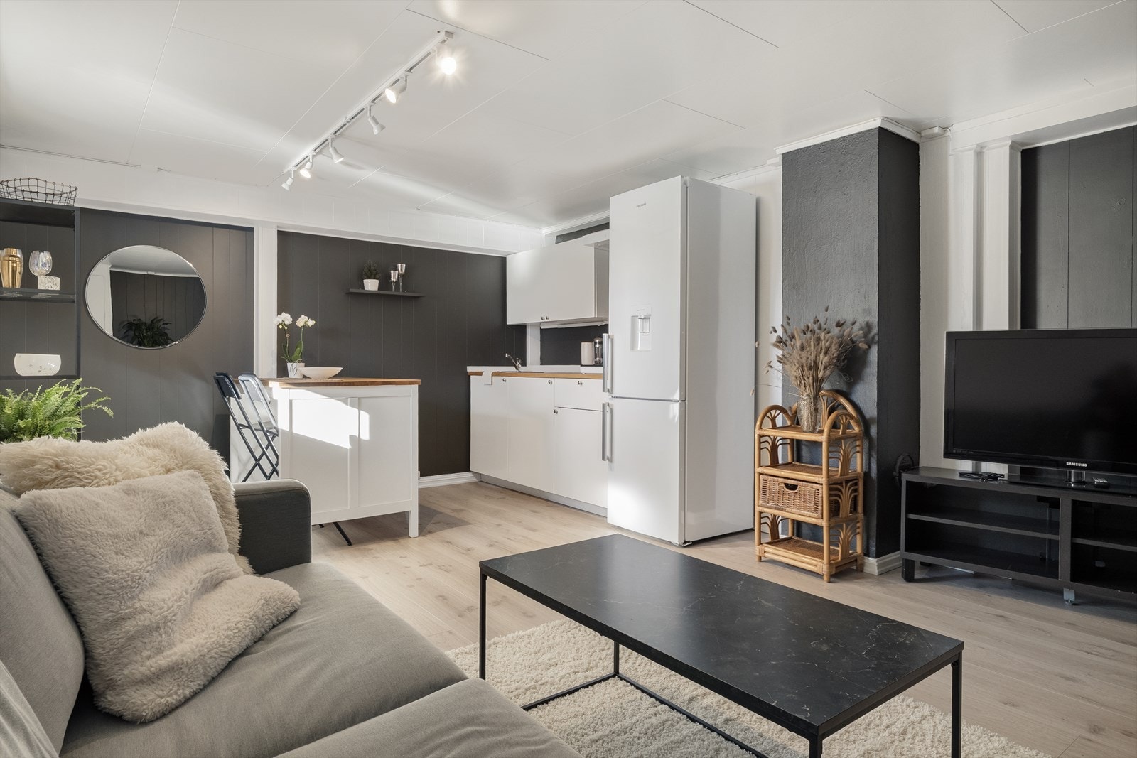 Hybelkjøkken i åpen løsning mot en romslig og møbleringsvennlig stue. Galleribilde