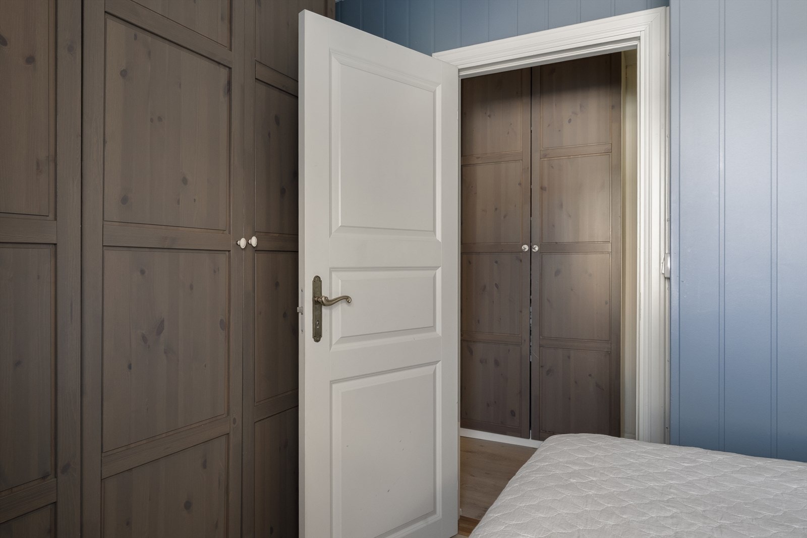 Soverommet er malt i en behagelig fargetone. Galleribilde