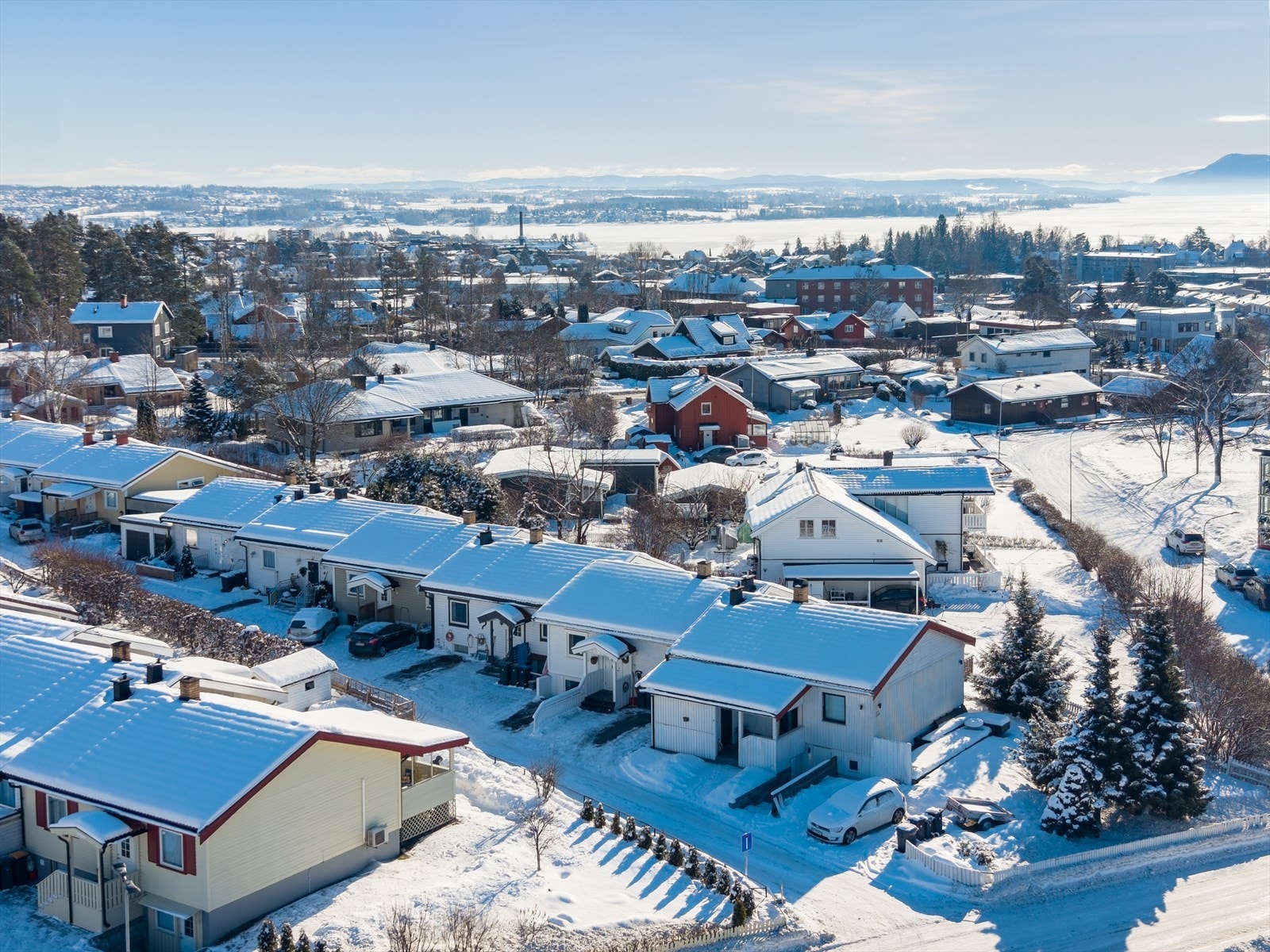 Her bor du godt med kort vei til servicetilbud samt nærhet til flotte helårs turmuligheter. Galleribilde