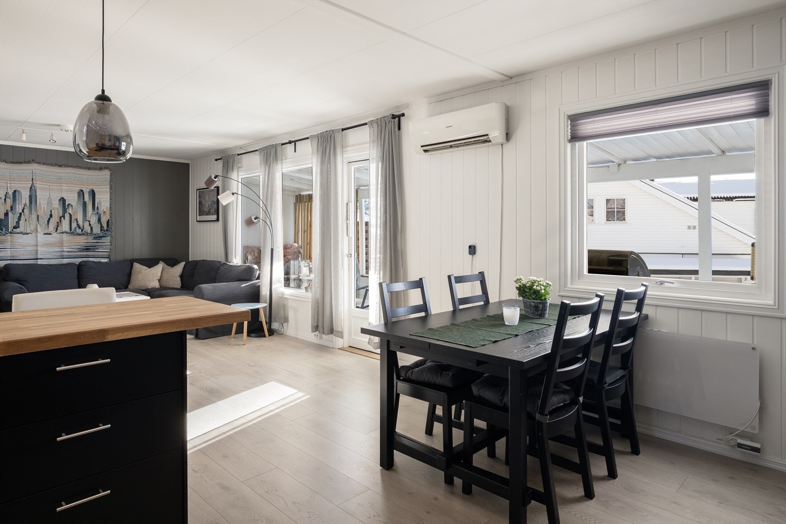 Store vindusflater slipper inn godt med naturlig lys og gir rommet en lys og luftig følelse. Galleribilde