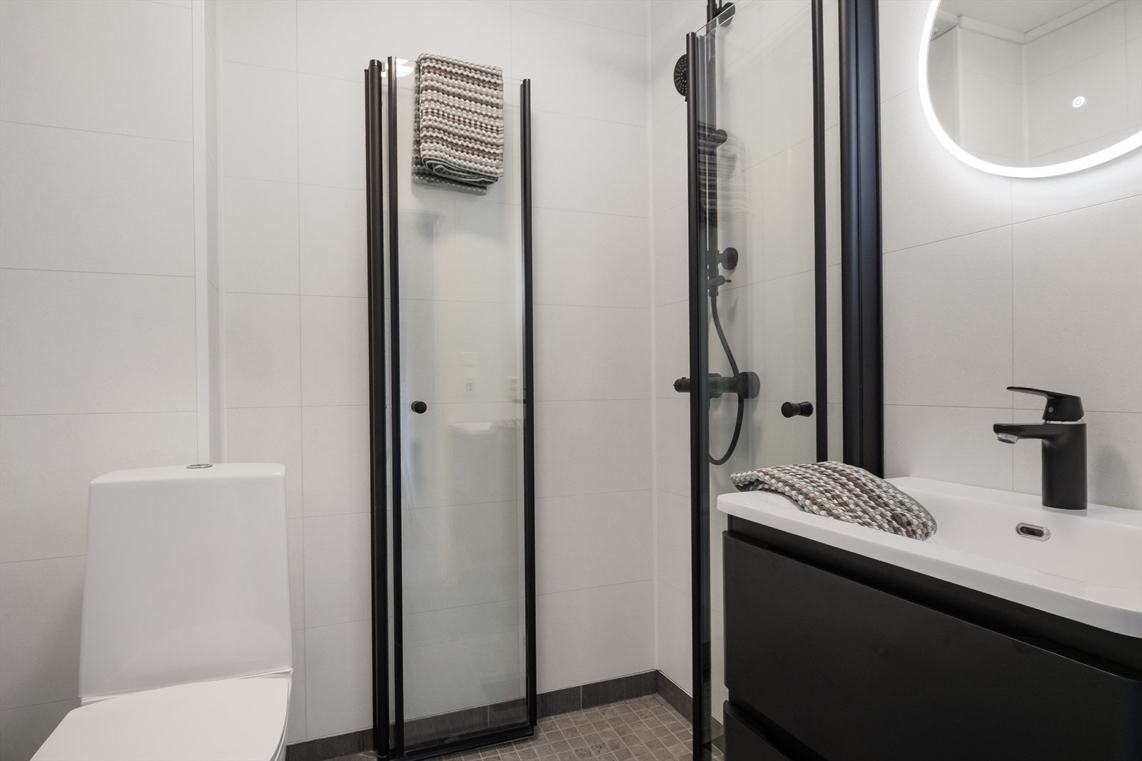 Badet i hovedetasjen er stilrent fra 2020, med flislagt gulv, elektriske varmekabler og nedsenket dusjsone. Galleribilde