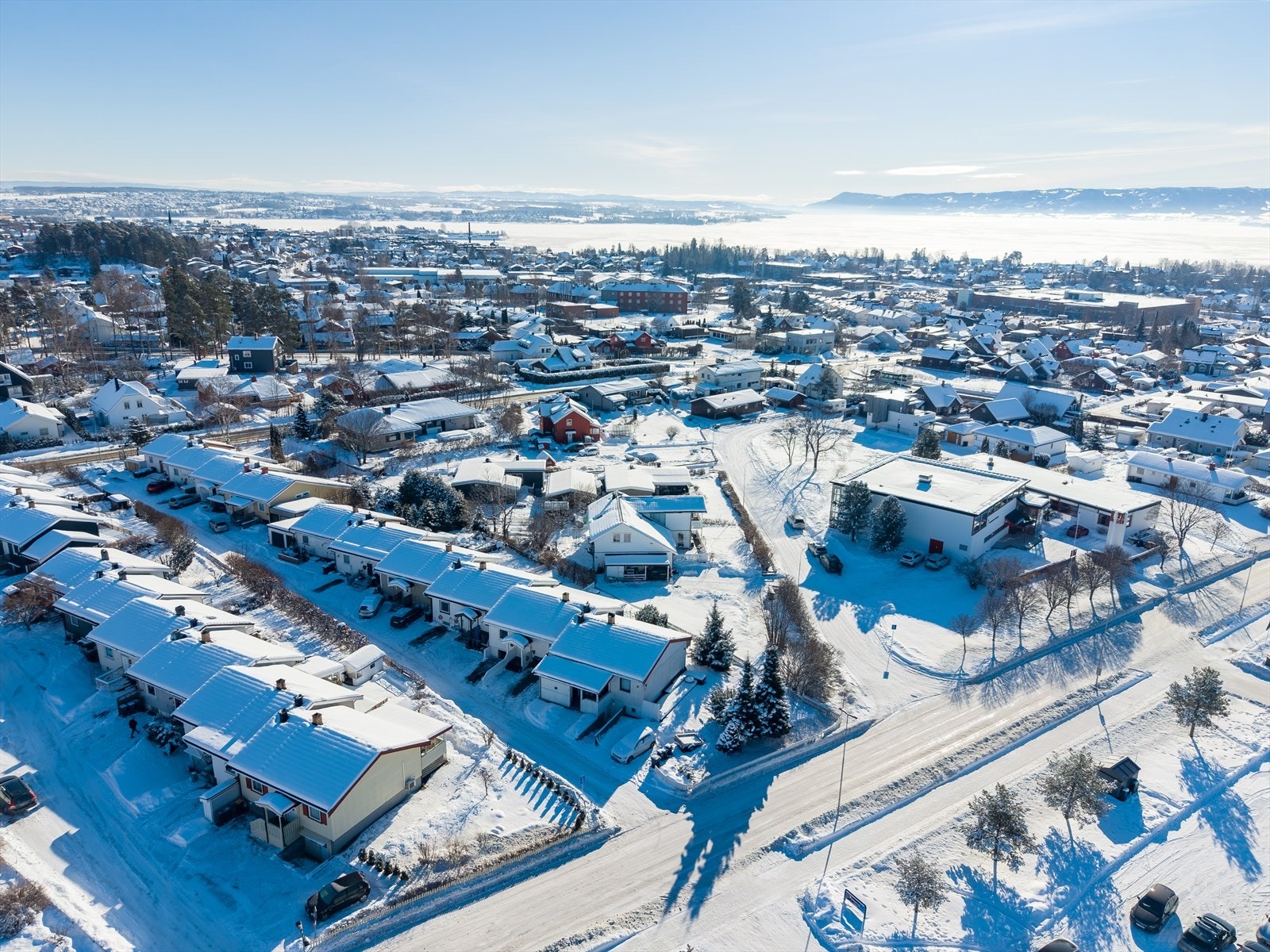 Her bor du i et barnevennlig nabolag med gangavstand til barnehager og skoler, samtidig som du har enkel tilgang til det meste du trenger i hverdagen. Galleribilde