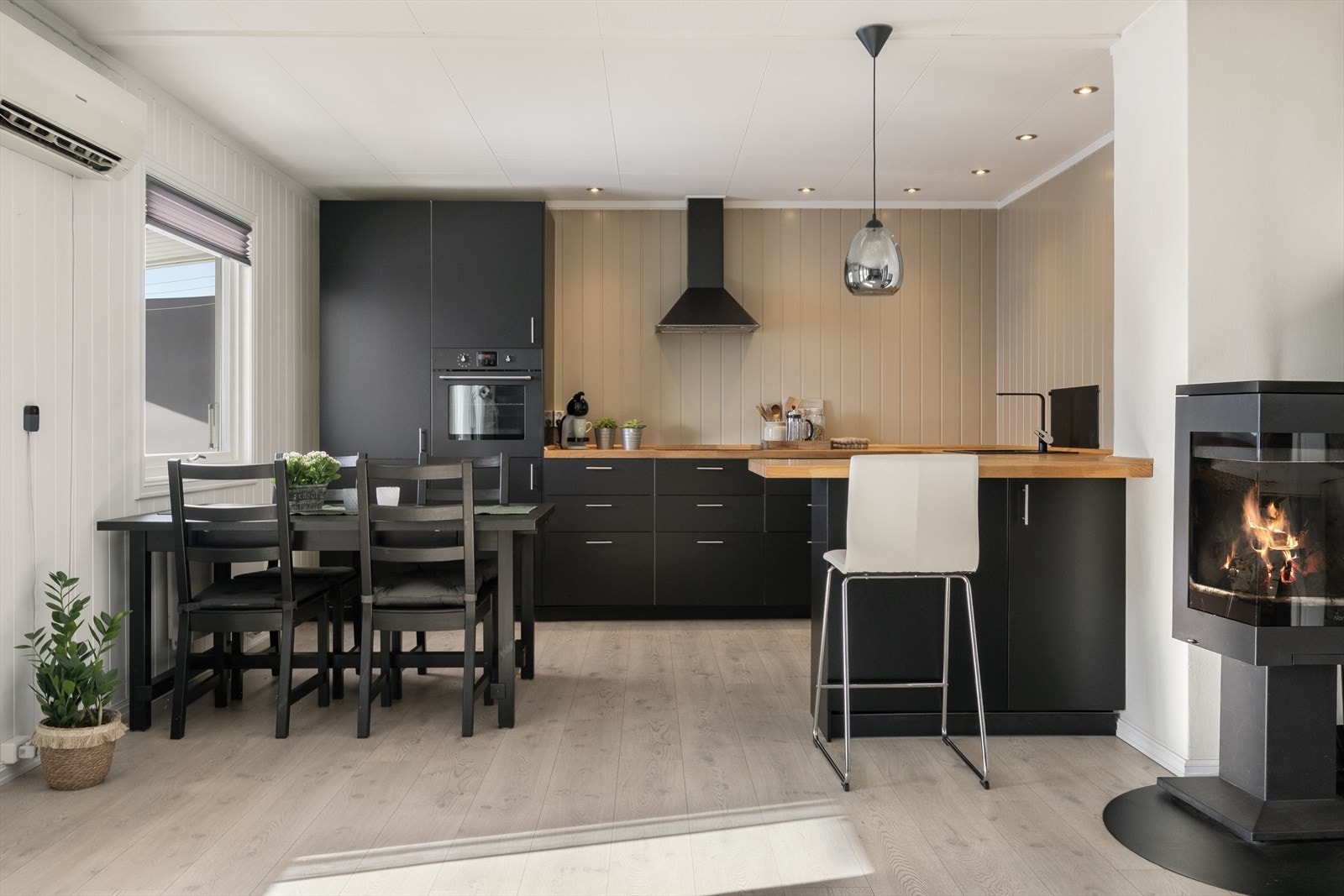 I hovedetasjen bidrar en peisovn til ekstra varme og hygge på kalde dager. Galleribilde