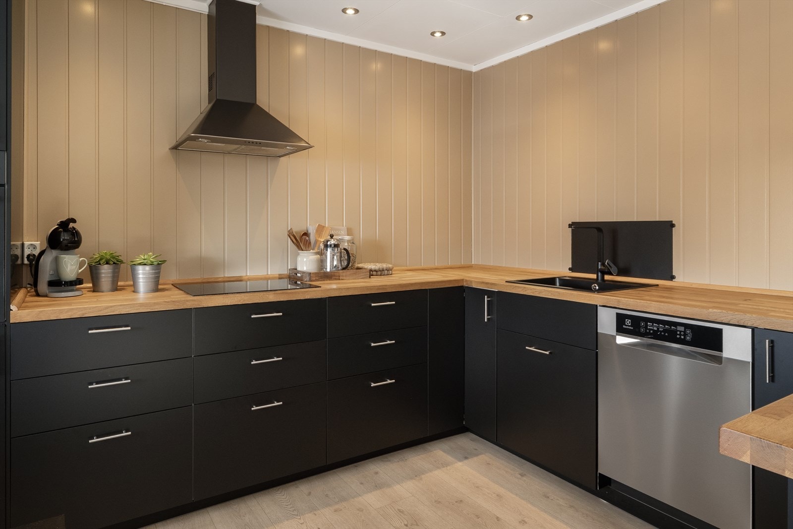 Innredningen har en praktisk utforming med rikelig skap- og benkeplass. Galleribilde