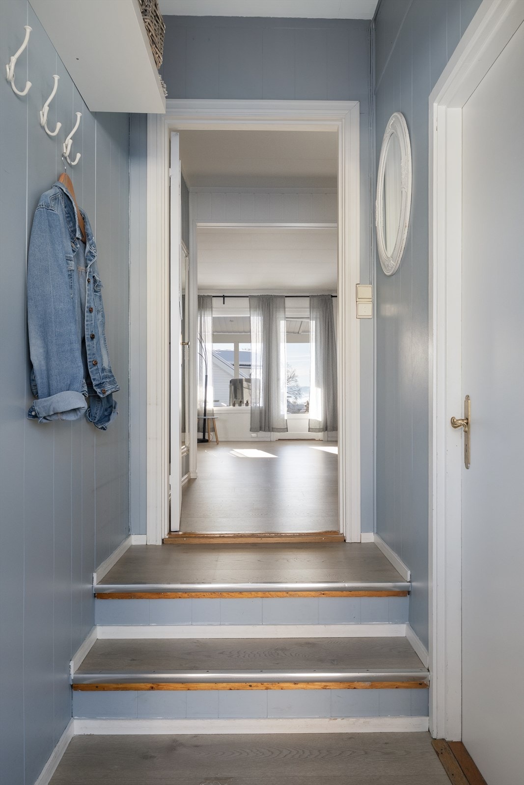 Innenfor døren møter du en praktisk entré med god plass til å henge fra seg yttertøy og sette fra seg sko. Galleribilde