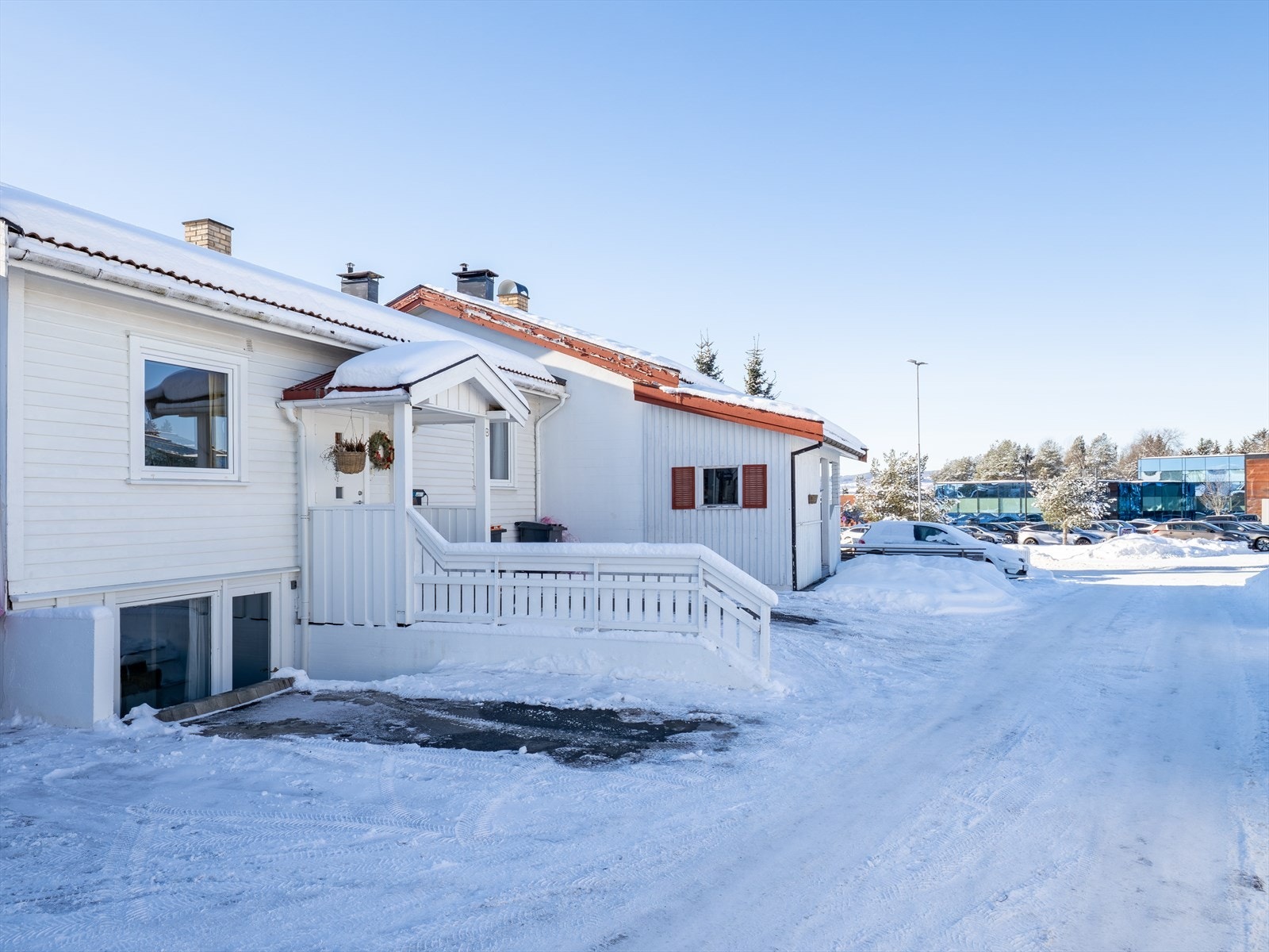 Rekkehuset ble oppført i 1966 og har et internt bruksareal på 136 kvm, fordelt over to innholdsrike plan. Galleribilde